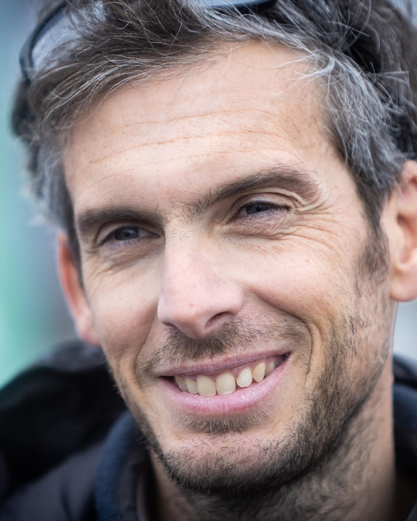 Ce jeudi, nous partageons avec toute la famille de la course au large et l’ensemble des amoureux du sport la peine qui nous étreint. Nous adressons nos plus sincères condoléances à la famille, aux proches et à tous ceux qui ont accompagné Charlie Dalin.
Skipper hors pair, compétiteur de toujours, Charlie était avant tout un passionné de course au large et de mer, un modèle bien au-delà du sport. À chaque course, nous étions tous témoins de la ténacité et de la détermination dont il a toujours fait preuve et qui le caractérisaient tant.
À nouveau, toutes nos pensées vont à sa famille et à ses proches.