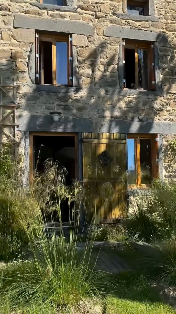 Une maison en pierre. Un feu. Un jardin qui respire.
Ce projet résume ce que nous faisons depuis 25 ans :
travailler avec le lieu, pas contre lui.
👉Disponible sur notre site duprezdesign.fr
Architecture intérieure · Maîtrise d’œuvre · Ossature bois
Provence — Var — Côte d’Azur
#architectureinterieure #designinterieur #maisondeprovence
#maisonenpierres #interiordesign