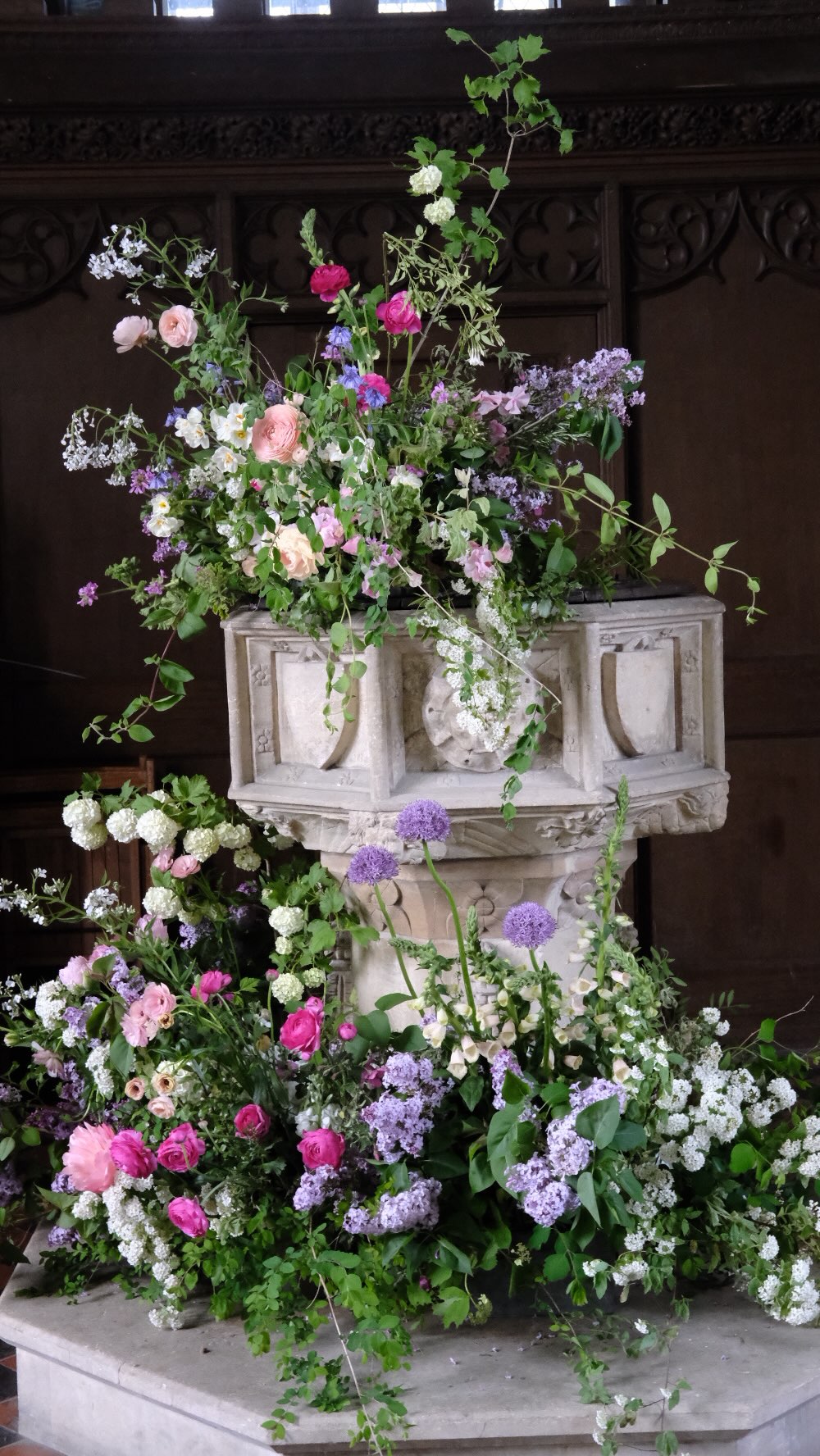 Early May florals for C & A. In the prettiest church nettled in the Norfolk countyside. Followed by evening celebrations at @oxneadhallestate ✨✨