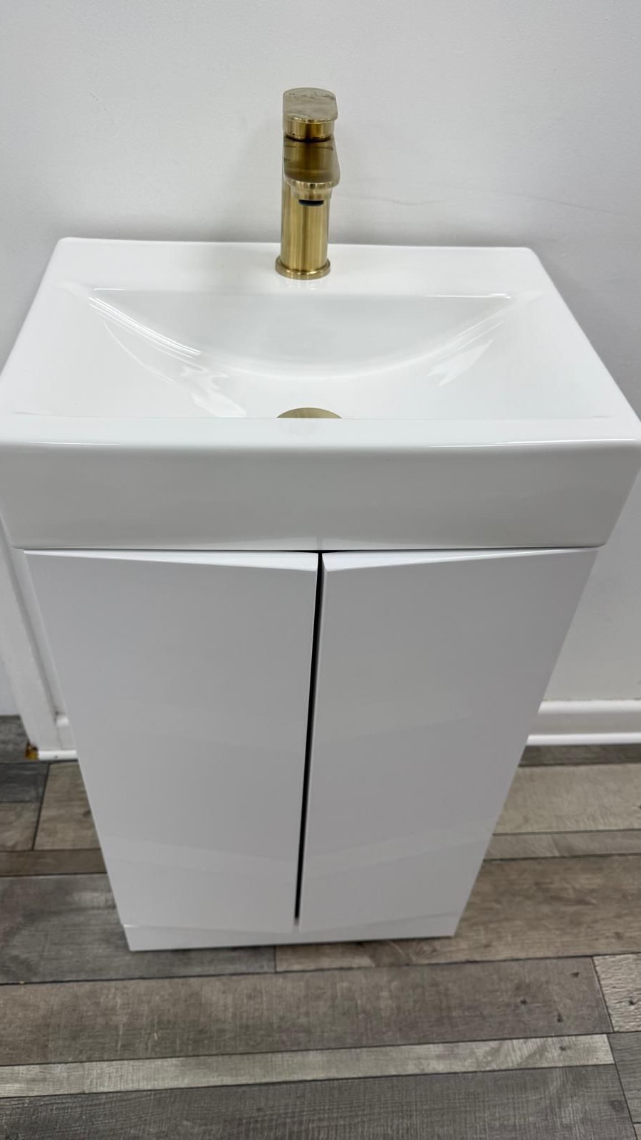 Absolutely! 👀
This 450mm Basic Plus unit recently left our warehouse, complete with our push-to-open door option, a gold tap and a sleek gloss white finish.
Perfect for those who love a clean, handle-free look, the push-to-open doors provide easy access, while keeping the design streamlined and clutter-free.
✔ Push-to-open doors
✔ Hot and cold running water
✔ No mains water connection required
✔ Compact 450mm design
✔ Simply plug in and go
What would you opt for handles or push-to-open?
And don’t forget… you’ve seen it here first at Custom Basins!!
#portablesink #clinic #airbnb #noplumbing #beautysink