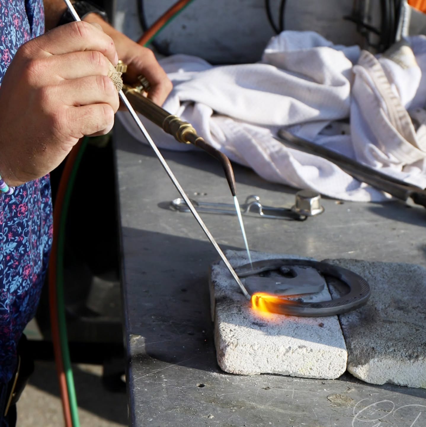 "No foot, no horse." A common maxim expresses the importance of a good, knowledgeable farrier. Meet our guy, @austindunn_10. He works for a number of trainer clients, but we consider him part of the Romans family. 💕 Here he is forging a special shoe out of the back of his mobile "office." Salute to all farriers for the hard work, sweat, even bruises and blood they put in to keep our horses safe and SOUND.
