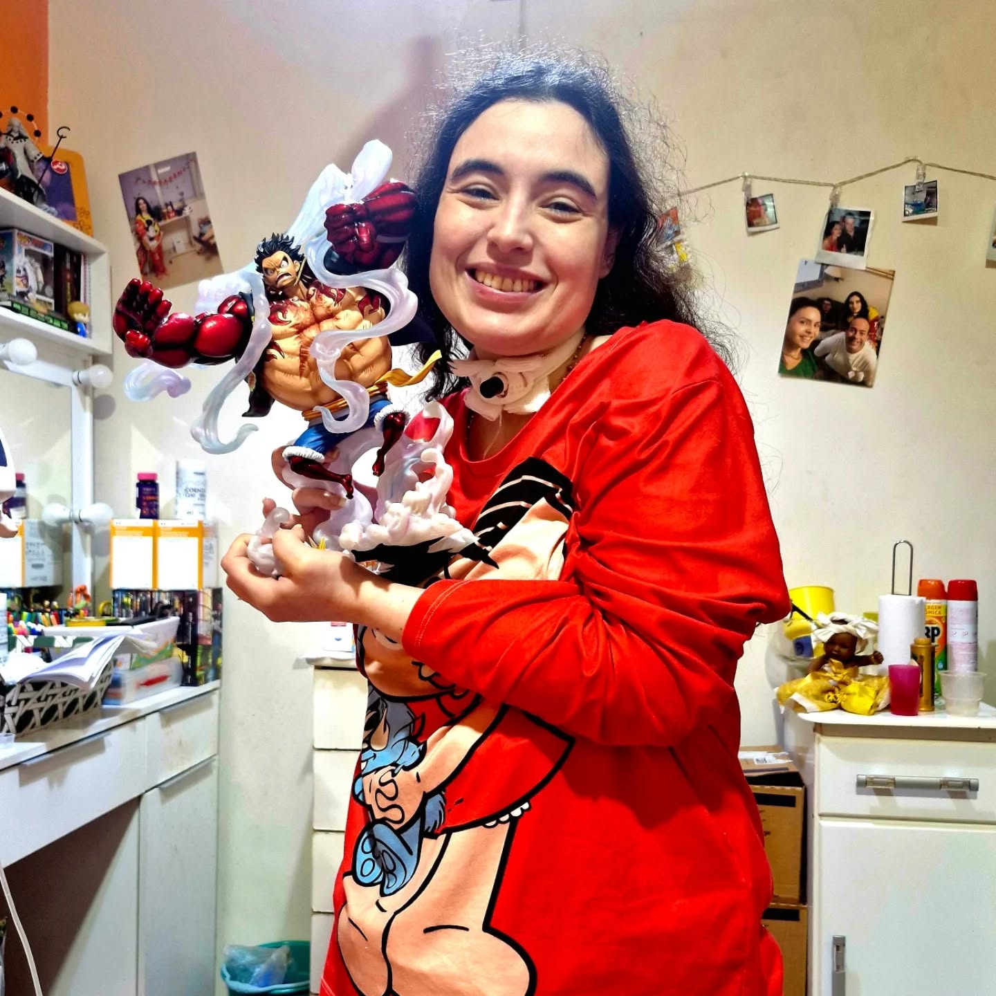 Sim gente, Eu tenho 36 anos e ainda sorrio assim quando ganho esse tipo de presente. Muitas pessoas teriam vergonha de publicar uma foto assim, afinal, ela contem um "tantinho" de infantilidade. Mas a verdade, é que a dureza dos acontecimentos da minha vida, meio que me empurraram a manter esse meu lado infantil mais vivo.
Assistir a desenhos, gostar de bonecos de animes, vestir pijamas tematicos, é a maneira que eu encontrei de tentar reviver um periodo da minha vida em que as dores não me judiavam as 24 horas do dia.
Essa minha foto que meu irmão acabou de fazer, é um exemplo disso. Estou sim morrendo de dores, mas nos momentos em que eu consigo intensificar esse meu contato com aquela menina que não sofria tanto, é a alegria o que prevalece. É justamente por isso que não tenho vergonha de parecer uma criança aos olhos de vocês.
É graças a Tay criança, que a Tay adulta ainda não desistiu..
#reflexão #animes #doençasraras #vidareal
