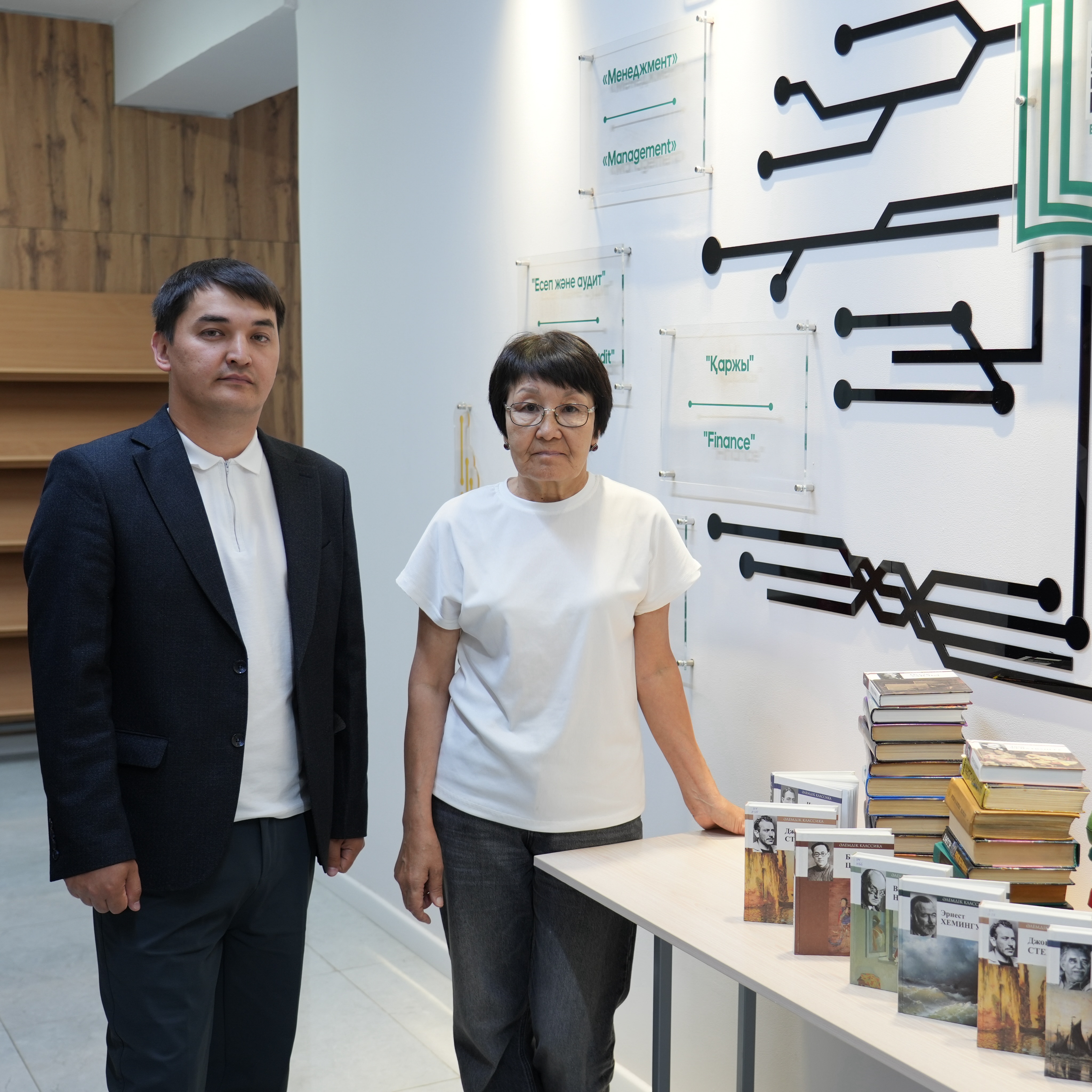 📚 Esil University әлеуметтік серіктестікті дамытуды жалғастыруда.
Университет кітапханасы «Әлеуметтік жұмыс және туризм» кафедрасымен бірлесіп, Астана қаласы әкімдігінің «Жәрдем» әлеуметтік қызмет көрсету орталығына кітаптар табыстады.
Игі бастама Қазақстан Республикасы Президентінің «Оқитын ұлт» жобасын қолдау мақсатында жүзеге асырылып, оқу мәдениетін дамытуға және білімге қолжетімділікті арттыруға бағытталған.
Табыс етілген басылымдар орталықтың кітапхана қорын толықтырып, қызметкерлер мен әлеуметтік қызмет алушылар үшін пайдалы білім көзіне айналады.
__________________________
📚 Esil University продолжает развивать социальное партнерство
Библиотека университета совместно с кафедрой «Социальная работа и туризм» передала книги Центру социального обслуживания «Жәрдем» акимата города Астаны.
Инициатива реализована в поддержку проекта Президента Республики Казахстан «Оқитын ұлт» («Читающая нация»), направленного на популяризацию чтения и расширение доступа к знаниям.
Переданные издания пополнят библиотечный фонд центра и станут полезным ресурсом для сотрудников и получателей социальных услуг.