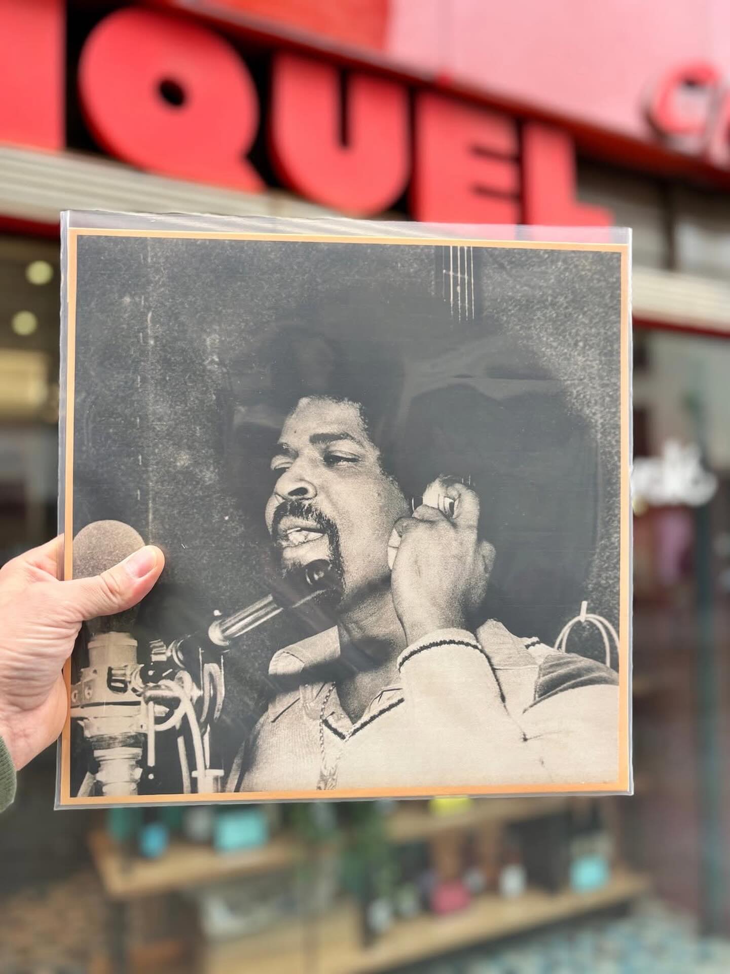 Rééditions sur un maxi 12" de ces deux morceaux d’Alex Dorothée, tirés des albums Pa Ven’ Tè La ! and Douvan Jou. Un projet du label @atanganarecords
Vinyle noir 140g
Mastering et gravure par @benjamin.savignoni_mastering @translabmasteringstudios
—
Reissue on a 12" of these two big tunes by Alex Dorothée, from his Pa Ven’ Tè La ! and Douvan Jou LPS, a release by @atanganarecords
Black PVC 140g
Mastering and cut by @benjamin.savignoni_mastering @translabmasteringstudios