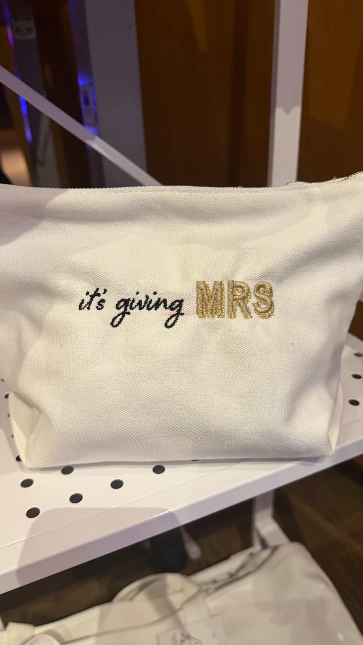 “Where the hell is my husband?” 🤔
Me: Check the embroidery station.
Turns out custom embroidery is the wedding favor guests actually fight over. 🧵✨
Beautiful event at @newhazlett
#LiveEmbroidery
#WeddingIdeas
#WeddingInspiration
#WeddingFavorIdeas
#LuxuryWedding