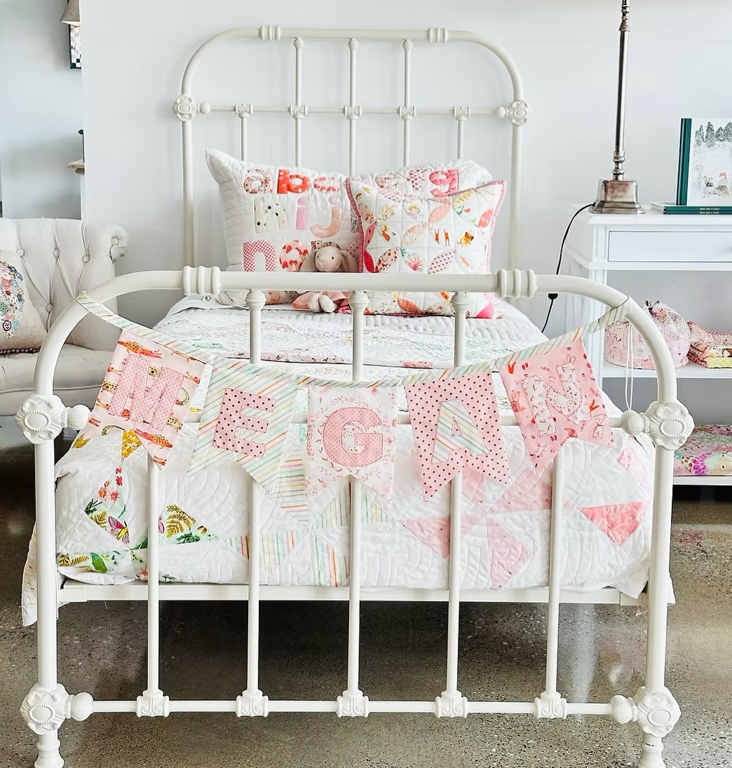 Love a pink bedroom 🌸
#cuttingcloth #patchwork #quilt #makersgunnamake #kidsroomdecor