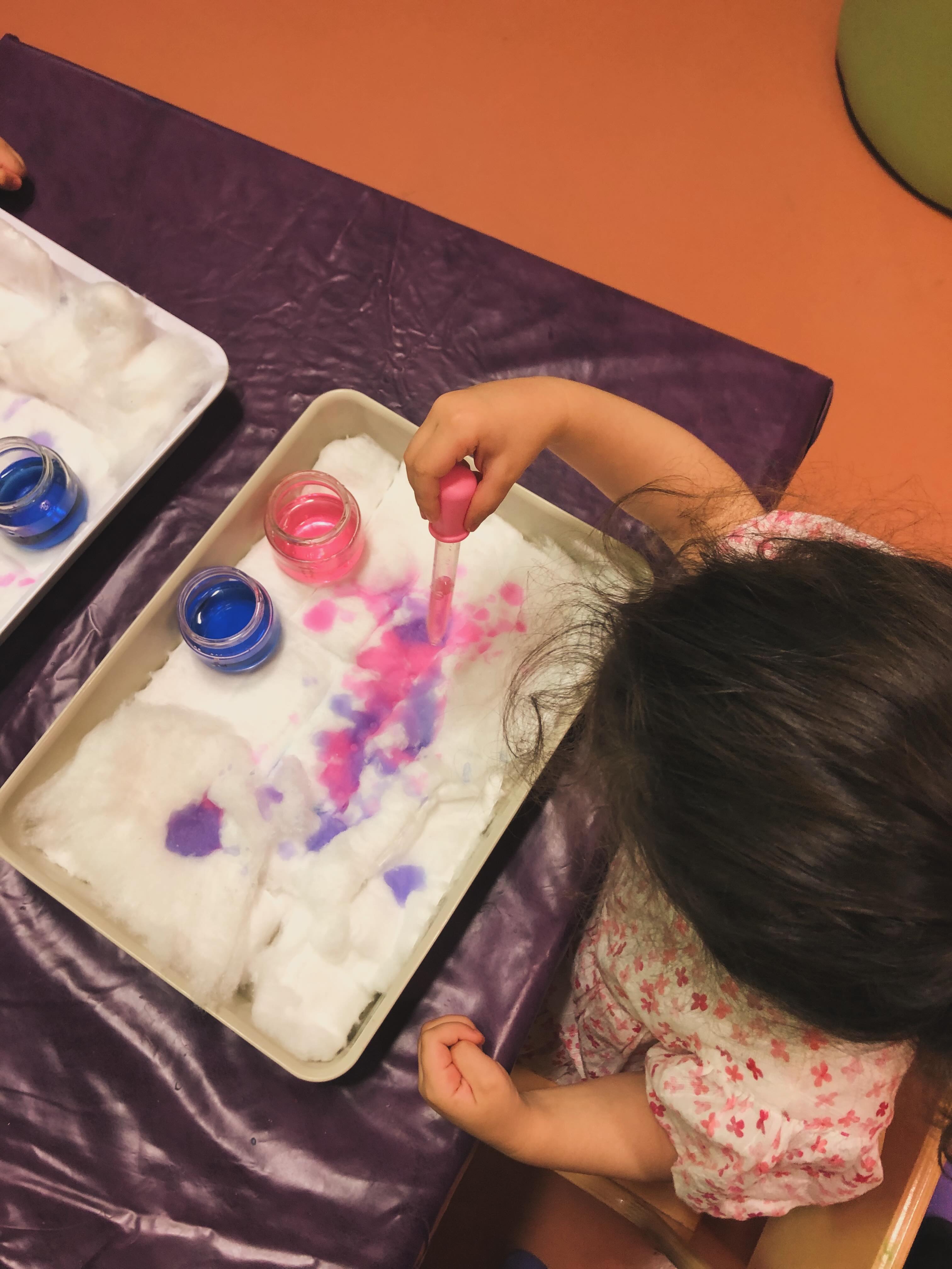 💧🌈 Esploriamo i colori con le pipette! 🌈💧
Oggi al nido i bambini e le bambine hanno sperimentato con acqua colorata e pipette, allenando la coordinazione occhio-mano, la motricità fine e la concentrazione. Attraverso mescolanze e piccole scoperte, hanno osservato i colori trasformarsi.
Un’attività sensoriale che stimola curiosità, autonomia e creatività, dove ogni goccia diventa un’occasione per scoprire qualcosa di nuovo!
#nidodinfanzia #asilonidomilano #motricitàfine #attivitàsensoriale