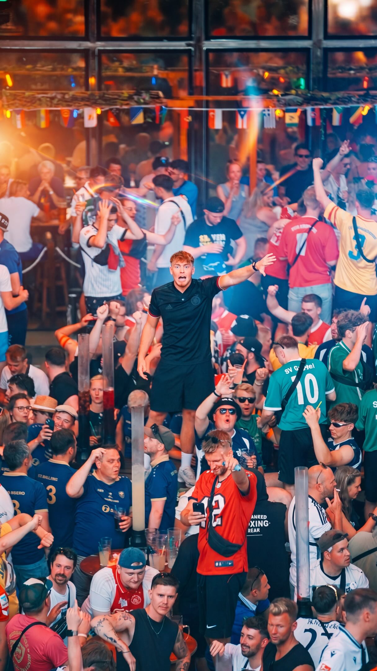 Erlebe die Fußball Weltmeisterschaft live im Megapark 🇩🇪
Auf 3 Ebenen erwartet dich Fußball pur mit Live Tenor, riesigen Bildschirmen und einer einzigartigen Stadionatmosphäre, wie du sie nur im Megapark erleben kannst. Wir sind bereit für die WM und freuen uns auf einen unvergesslichen Fußballsommer mit euch. Gemeinsam jubeln, mitfiebern und jeden Moment live erleben WM Feeling hautnah im Megapark!
____
#megapark #wm #ifeelmega #unitedpartypeople