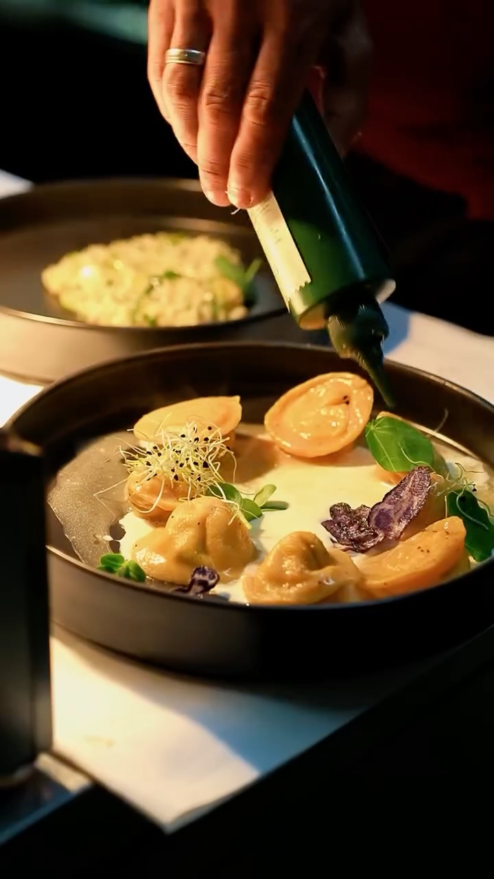 Ein Abend bei ef16 🤍 Dreamy, romantic, unforgettable.
ef16 Restaurant & Winebar
📍 Fleischmarkt 16, 1010 Wien
📸: @hoco.collective