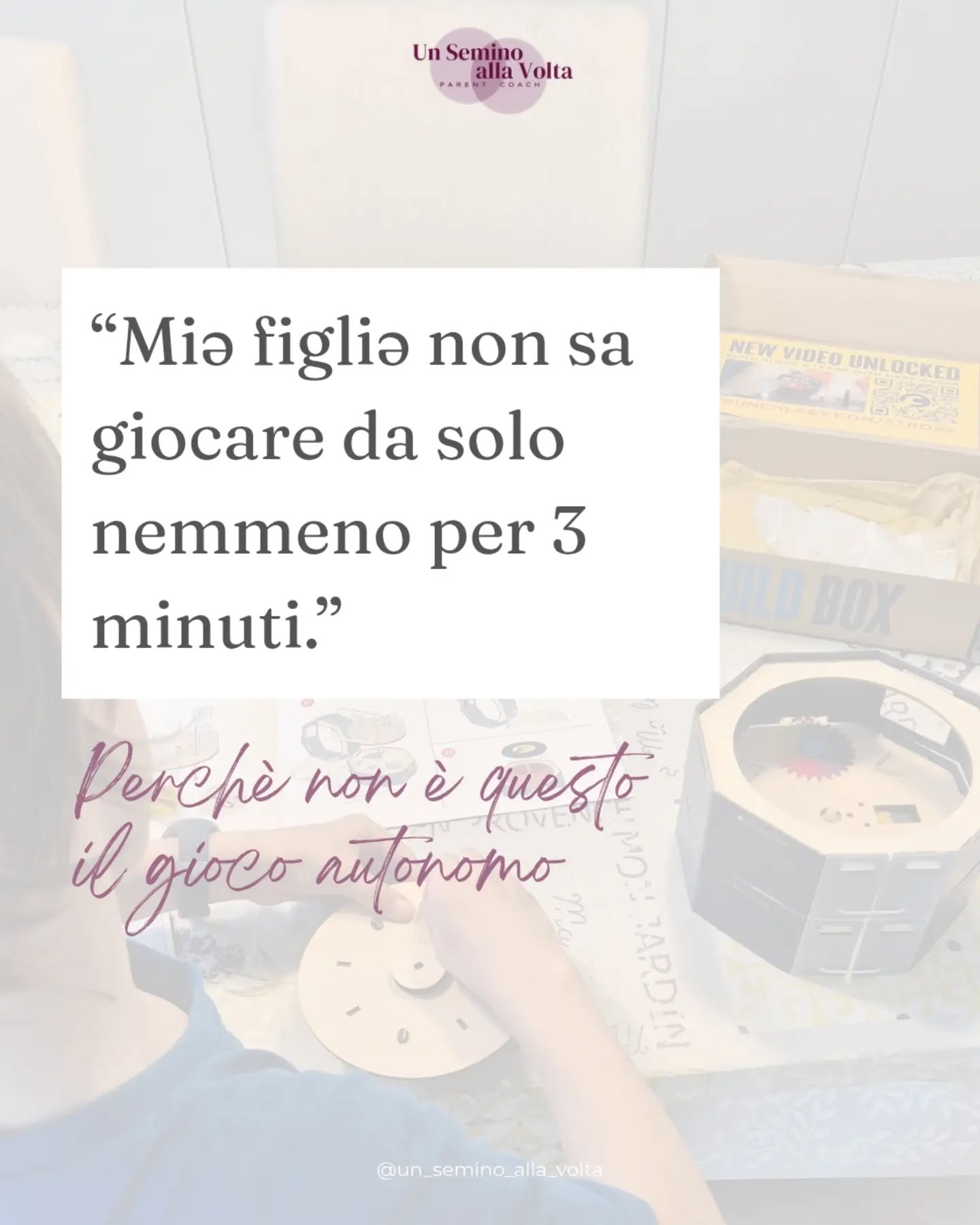 C'è una domanda che torna, nelle conversazioni con i genitori, e che ho sentito risuonare anche dentro di me, nelle giornate in cui avevo bisogno di tre minuti senza che nessuno mi chiamasse:
"Quand'è che giocherà finalmente da solə?"
Capisco che il bisogno di spazio sia reale e non c'è nulla di cui vergognarsi. Ma credo valga la pena dirsi una cosa con chiarezza: il gioco autonomo non è uno strumento organizzativo per l'adulto, ma una tappa di sviluppo per il bambinə: serve a lui, alla sua creatività, alla sua concentrazione, alla fiducia che costruisce nelle proprie capacità.
L'autonomia non si sviluppa spingendolə via e aspettandosi che passi ore e ore immersə nelle sue fantasie. Al contrario è quando può allontanarsi sapendo che ci siamo ancora, che siamo accessibili, presenti, che siamo comunque attenti su di ləi, che si sentirà abbastanza sicurə da spingersi ogni volta un pezzettino più lontano e più a lungo.
Parliamone nei commenti ✨
