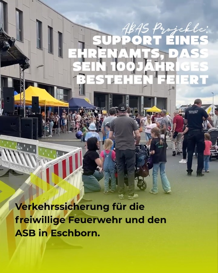 Am 9. Juni feierten hunderte Gäste das 100jährige Bestehen des Notfallzentrums Eschborn – mit Kuchen, Live-Musik und guter Laune. Doch wenn mitten in der Party echte Alarme schrillen, muss die Feuerwehr und der ASB in Sekundenschnelle raus.
Damit die tonnenschweren Einsatzfahrzeuge nicht durchs Chaos fahren, haben wir von ABAS das Material für den Rettungsweg zur Verfügung gestellt. Unser Verkehrssicherungsmaterial sorgt für sofortige Orientierung und freie Rettungswege – kein Slalom um Kinderwagen und hungrige Besucher.
Weil Sicherheit unser Job ist: Egal ob Großbaustelle, Event oder Landstraße. 💪
Wart ihr dabei? Wie hat es euch gefallen?
#abasverkehrssicherung #eschborn #feuerwehreschborn #asbeschborn #rettungswege