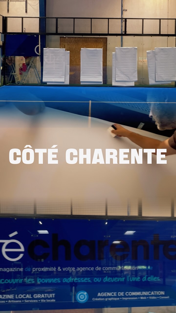 Le Court 5 a trouvé son identité. 🎾
Direction Le Gond-Pontouvre, chez Padelspot, pour habiller le Court 5 – Côté Charente aux couleurs de l’agence. De la vitre vierge à l’adhésif parfaitement posé, on vous emmène dans les coulisses d’une pose qui transforme un simple terrain en véritable espace brandé. ✨
Signalétique, adhésif, covering… on s’occupe de donner de la visibilité à votre marque, même sur les surfaces les plus inattendues.
❤️ Likez si vous aimez voir nos réalisations en dehors des bureaux !
