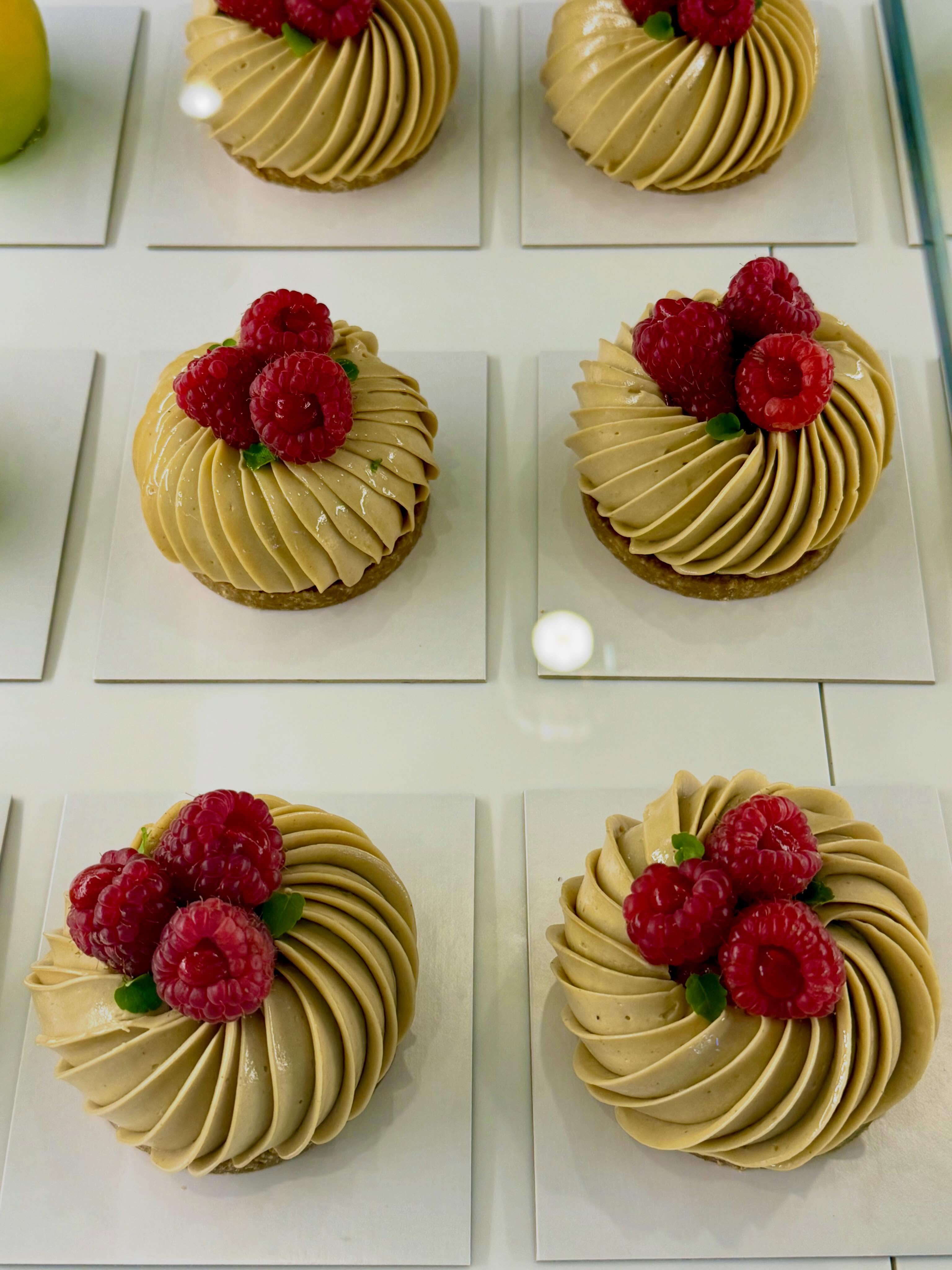 Patisserie crawl # 5…Rosace pistache (pistachio biscuit, raspberry compote, pistachio mousse, fresh raspberries) #frenchpastry #pastry #frenchriviera🇫🇷🌴☀️ #nicefranceriviera @juliendugourdpatisserie