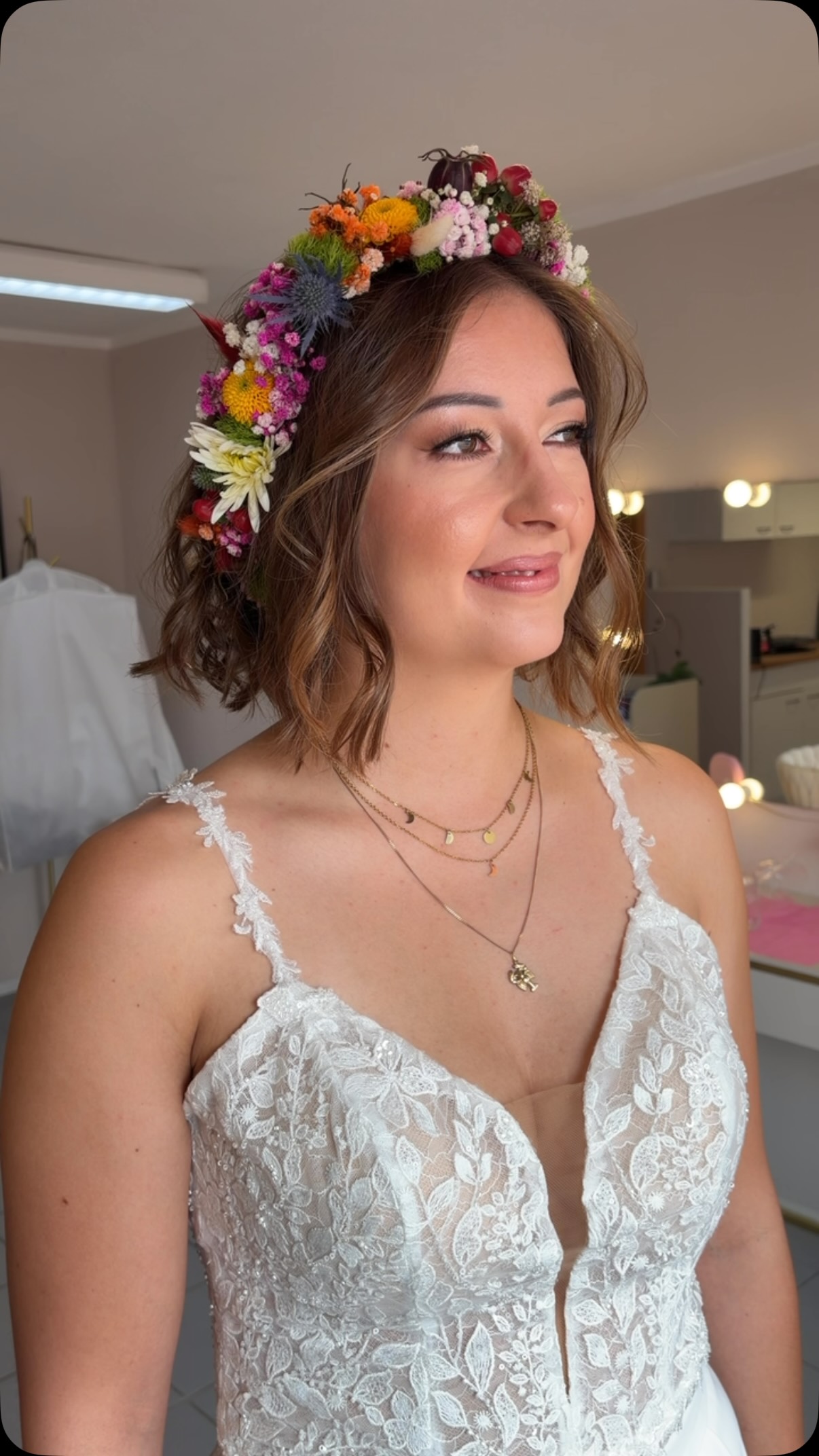 Ich freue mich jedes Mal, wenn ich meine Bräute auf ihrem Weg zum Ja-Wort begleiten darf. 🤍
#bridalmakeup #blumenkranz #hochzeit2026 #hochzeit2027 #brautinspiration
