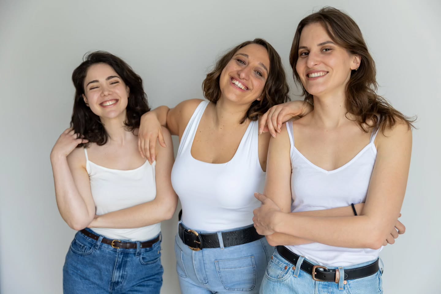💜 On a pris des photos avec @tonportrait_bis pour vous dire à quel point on est la best team 😏
Venez découvrir la pièce MONSTRE-MOI écrite et mise en scène par @laetitia_leroy_ avec @chloeagv et @clara__hertz au Théâtre de @loriflamme.avignon du 4 au 25 juillet à 20h35 relâche les jeudis 🔥
C'est un thriller psychologique dans lequel une tueuse en série et une psychiatre s'affrontent jusqu'à interroger leur humanité. Une relation fascinante et dangereuse se développe entre elles. Un huis clos troublant et captivant.
La billetterie est ouverte (lien en bio), ça se remplit tranquillement mais sûrement alors prenez vite vos places ☺️
Pour nous soutenir, vous pouvez aussi participer à notre cagnotte (lien en bio aussi) 🥰
On travaille trop bien ensemble, on a hâte de vous montrer notre travail 😁
#thriller #monstremoi #theatrecontemporain #bestteam #avignon