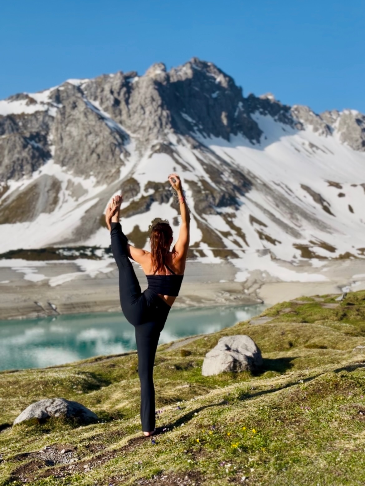 Feeling incredibly lucky to hike mountains and practice with views like this.
A reminder that waking up each day in a healthy body is a blessing never to be taken for granted.
#mountainyoga #homeiswherethemountainsare #yogapractice #keeppracticing