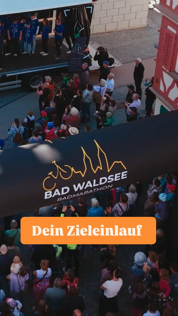 𝗗𝗲𝗶𝗻 𝗭𝗶𝗲𝗹𝗲𝗶𝗻𝗹𝗮𝘂𝗳 𝗶𝘀𝘁 𝗲𝗿𝘀𝘁 𝗱𝗲𝗿 𝗔𝗻𝗳𝗮𝗻𝗴. 🙌
Gemeinsam mit unserem Moderator Benni Koch empfange ich dich im Ziel. Jetzt ist der Moment, deine Freude und die Erlebnisse des Tages mit anderen zu teilen – bei einem kühlen Getränk, leckerem Essen, Musik und echtem Eventflair mitten in der Bad Waldseer Innenstadt.
𝗪𝗲𝗿𝗱𝗲 𝗧𝗲𝗶𝗹 𝗱𝗮𝘃𝗼𝗻. 🚴♂️
👉 Jetzt anmelden unter: www.badwaldsee-radmarathon.de
#badwaldseeradmarathon #radmarathon #radsport #cyclingcommunity #oberschwaben