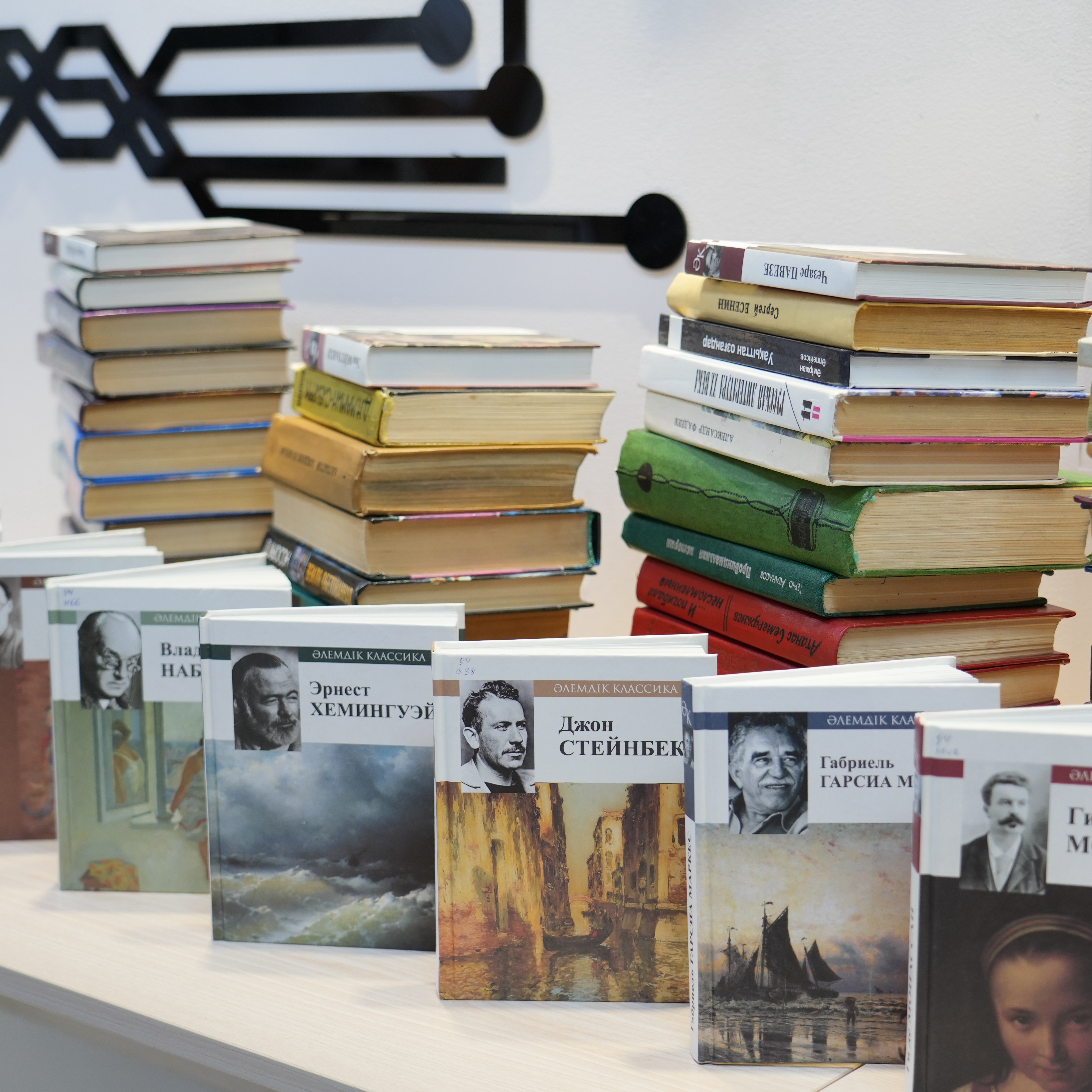📚 Esil University әлеуметтік серіктестікті дамытуды жалғастыруда.
Университет кітапханасы «Әлеуметтік жұмыс және туризм» кафедрасымен бірлесіп, Астана қаласы әкімдігінің «Жәрдем» әлеуметтік қызмет көрсету орталығына кітаптар табыстады.
Игі бастама Қазақстан Республикасы Президентінің «Оқитын ұлт» жобасын қолдау мақсатында жүзеге асырылып, оқу мәдениетін дамытуға және білімге қолжетімділікті арттыруға бағытталған.
Табыс етілген басылымдар орталықтың кітапхана қорын толықтырып, қызметкерлер мен әлеуметтік қызмет алушылар үшін пайдалы білім көзіне айналады.
__________________________
📚 Esil University продолжает развивать социальное партнерство
Библиотека университета совместно с кафедрой «Социальная работа и туризм» передала книги Центру социального обслуживания «Жәрдем» акимата города Астаны.
Инициатива реализована в поддержку проекта Президента Республики Казахстан «Оқитын ұлт» («Читающая нация»), направленного на популяризацию чтения и расширение доступа к знаниям.
Переданные издания пополнят библиотечный фонд центра и станут полезным ресурсом для сотрудников и получателей социальных услуг.
