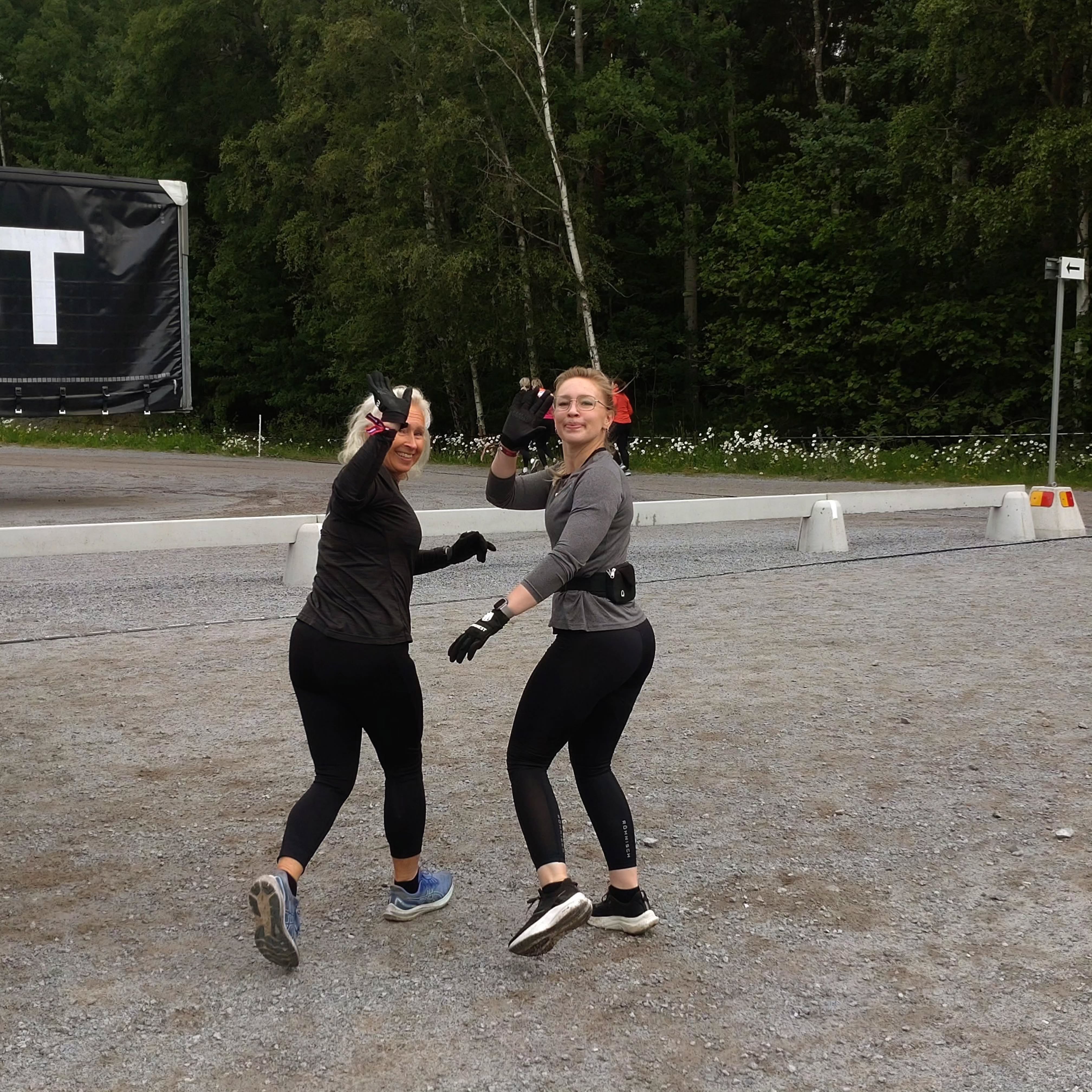 Men alltså vilken förmiddag det blev! 🤩
Vi trodde att vi skulle behöva ta oss igenom dagens hinderbanelopp på Lida i spöregn, men vi klarade oss ifrån det - Lagom till att vi fått i oss en hamburgare var efter loppet så började det duggregna. Tackar högre makter för den tajmingen. Däremot så bangade vi ju inte på hindret "klädsim", så blöta blev vi ändå 😁
Målet för oss var att ta oss igenom loppet hela, men inte rena, och det lyckades vi med. Alla kroppsdelar intakta!
Mamma ballade ur totalt på ett hinder där man skulle ta sig igenom en rad av ringar, och det är oklart om det var hon eller Thoughest officiella fotograf som hade mest kul åt det... 🤭
@toughestrace får 5 av 5 🦄 Får ni möjligheten, KÖR! 💪 Vi var med i det som kallades Xplore, ingen press, bara kul, med möjlighet att skippa hinder utan straffrundor om man inte vill/vågar/kan.