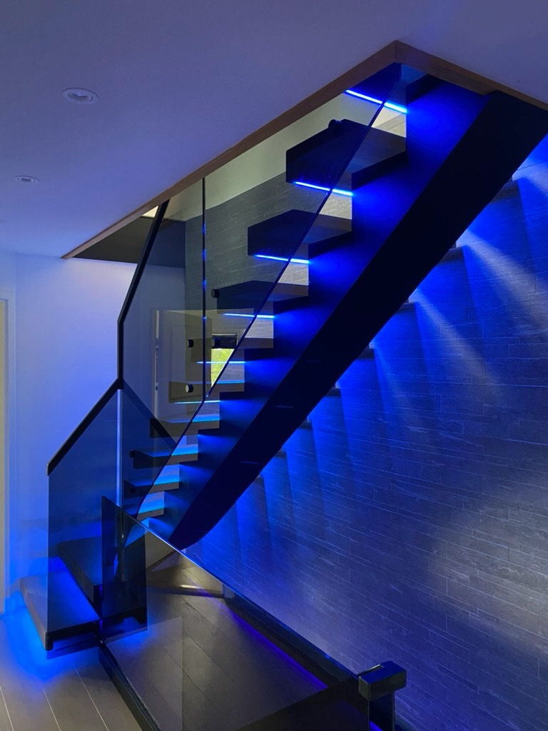 Bent construction L-shaped staircase with a custom LED light solution ๐ช
#stairsideas #staircaseideas #stairsdesign #staircasefriday #trapp