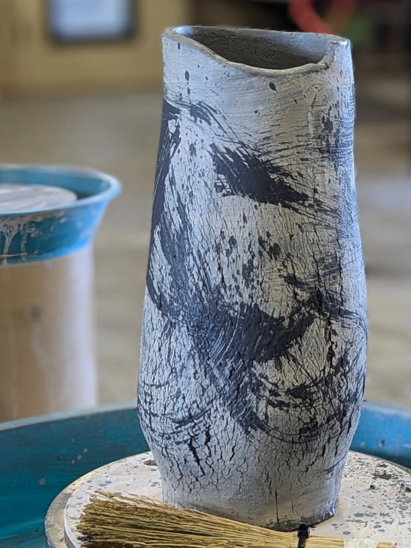 Hand-built and finished with expressive brushwork using the Hakeme brush I made last week. I love the way each sweep records movement and intention, creating a surface that feels both raw and alive. Layers of slip, texture and gesture come together to tell the story of the making.
#hakeme #handbuiltceramics #ceramicartist #sunshinecoastart #openstudios