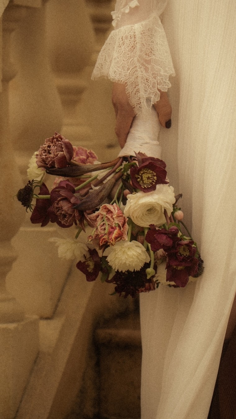La photographe vs les photos 💍
Photographe : @dorianeglories
Vidéaste : @studiolutz
Wedding Planner & Designer : @wed_ivy
Lieu : @domainedelarchey
Fleuriste : @lanaturefleuriegalgon
Robe : @maude_basley_couture
Costume : @unjouruncostume.bordeaux
Pâtisseries : @maquettecreme
Modèles : @sable.et.cotillons et Stéphane
Éléments déco et vaisselle : @souchonreception
Coiffure : @peigne.et.pinceau
MUA : @nora.glamm