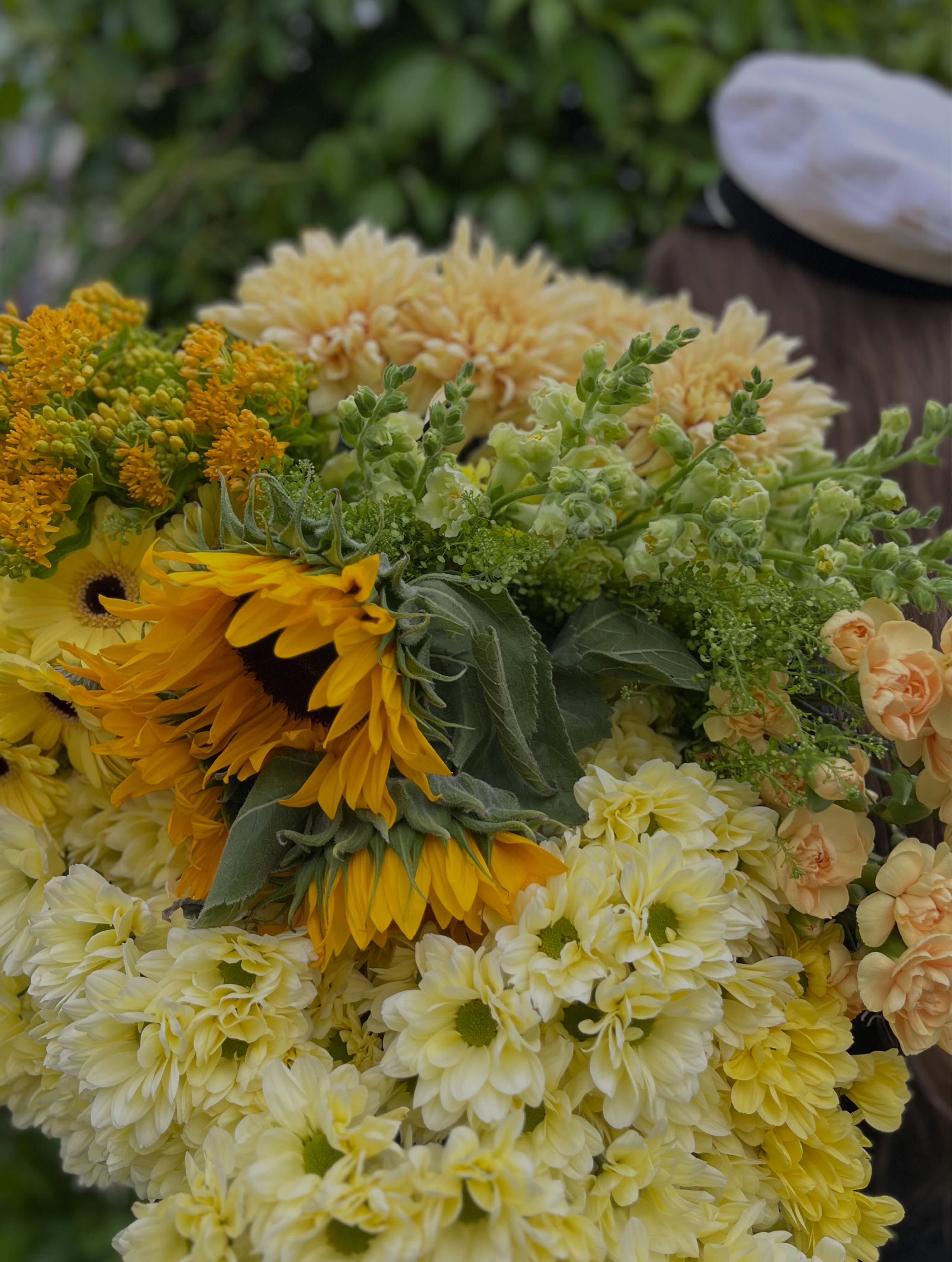 Massor av fina blommor till helgen 💛