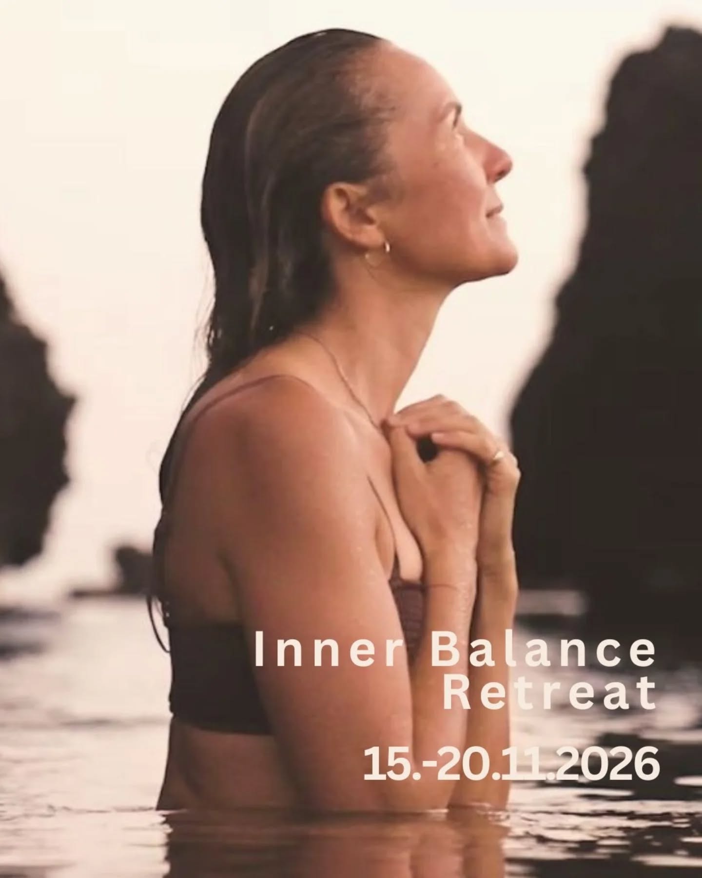 Der Jahreswechsel lädt uns ein, innezuhalten – zurückzublicken, loszulassen und neu auszurichten.
Dieses Retreat schenkt Dir Raum für Einkehr, Klarheit und innere Balance. Im Mittelpunkt steht unter anderem die Harmonisierung der Chakren – den feinstofflichen Energiezentren Deines Körpers. Durch gezielte Yoga- und Meditationspraxis, Atemarbeit und Reflexion tauchst Du tiefer in Dein Energiesystem ein und spürst, wo Ausgleich, Erdung und Aktivierung guttun. Nähre Körper, Geist und Seele mit bewusster Bewegung, Stille, gesunder Ernährung und der Kraft einer unterstützenden Gemeinschaft.
Erlaube Dir, Altes loszulassen und Dich neu auszurichten – mit einem klaren Herzen und einem geerdeten Körper in das neue Jahr.
#yogaretreatteneriffa #meetyourinneryou #auszeit #selfcare