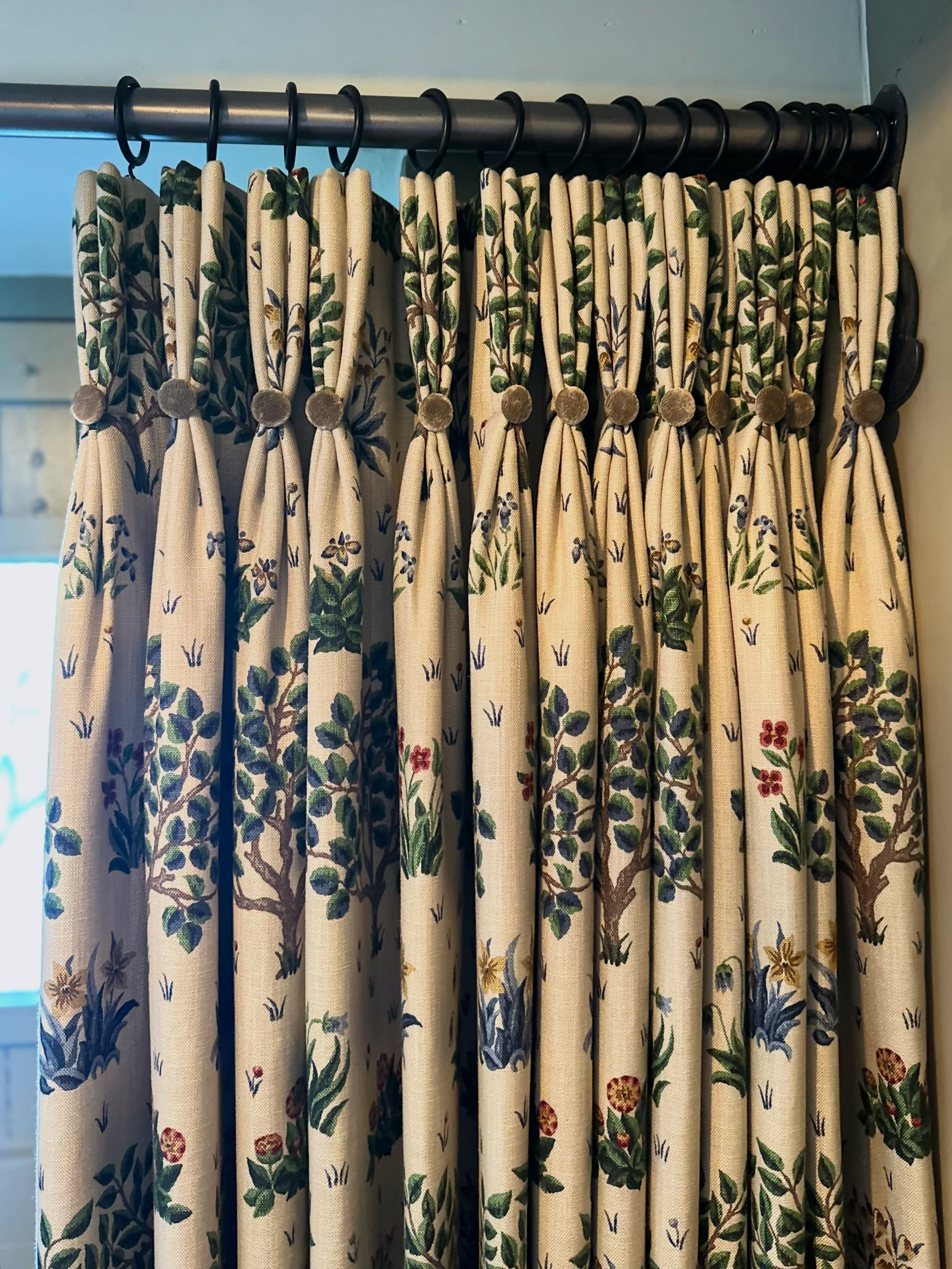 A timeless Morris & Co fabric, transformed into beautiful hand-sewn curtains for this front door ✨
Expertly handcrafted by our talented seamstresses, with a classic triple pleat heading and subtle velvet button detailing.
And not forgetting the bespoke draft excluder too… it’s the perfect finishing touch! 🍃
#williammorris #handmadecurtains #hallway #doorcurtain #curtaininspiration