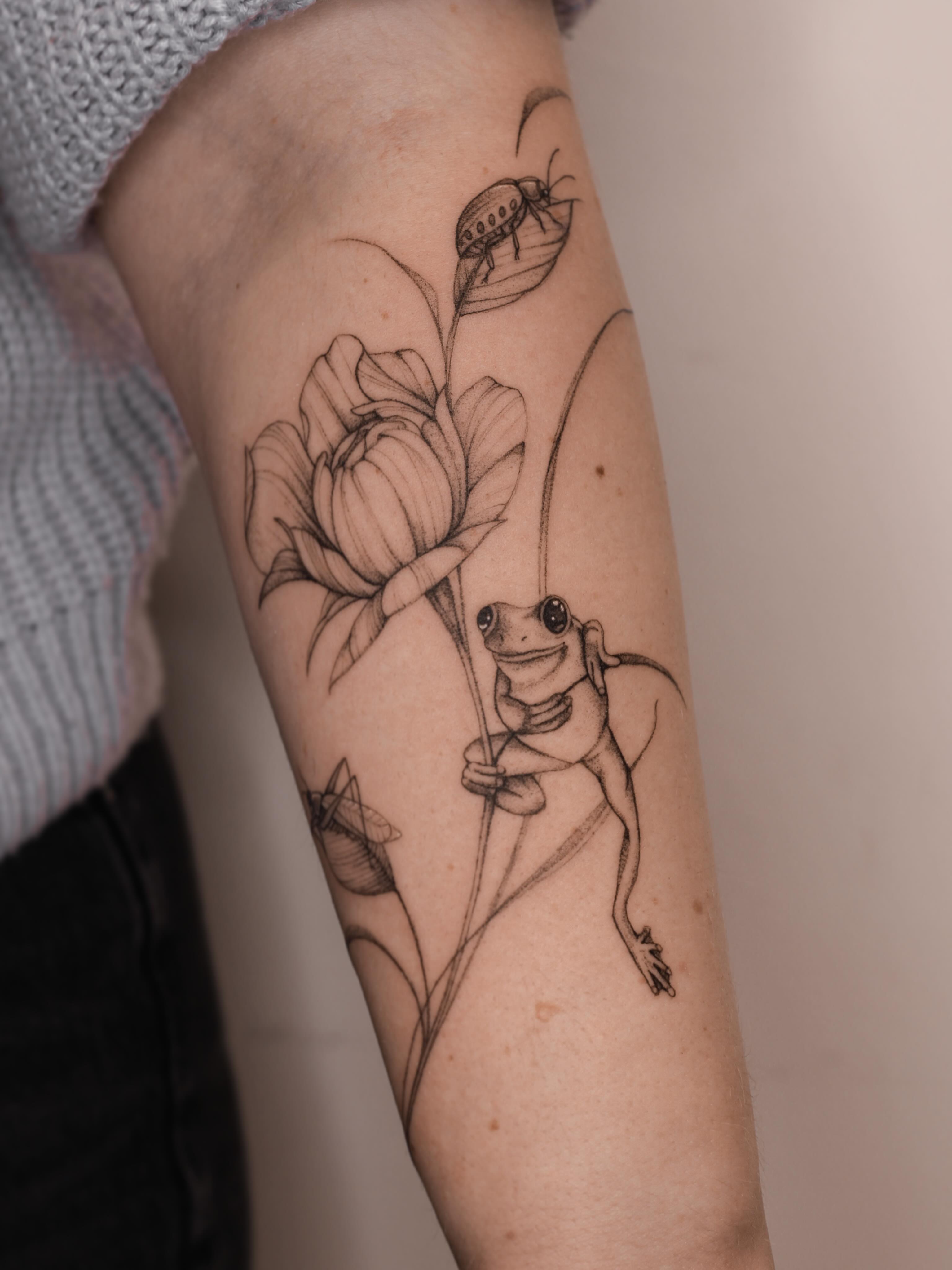 Ši tatuiruotė įkvėpta šeimos ryšio ir meilės artimiausiems. Mamos mėgstamiausia gėlė ir joje maži vabaliukai ir varliukas – mieli vardai, kuriais tėvai vadina savo vaikus.✨🪲
#tattoovilnius #vilniustattoo #vilnius #fineline #familytattoo