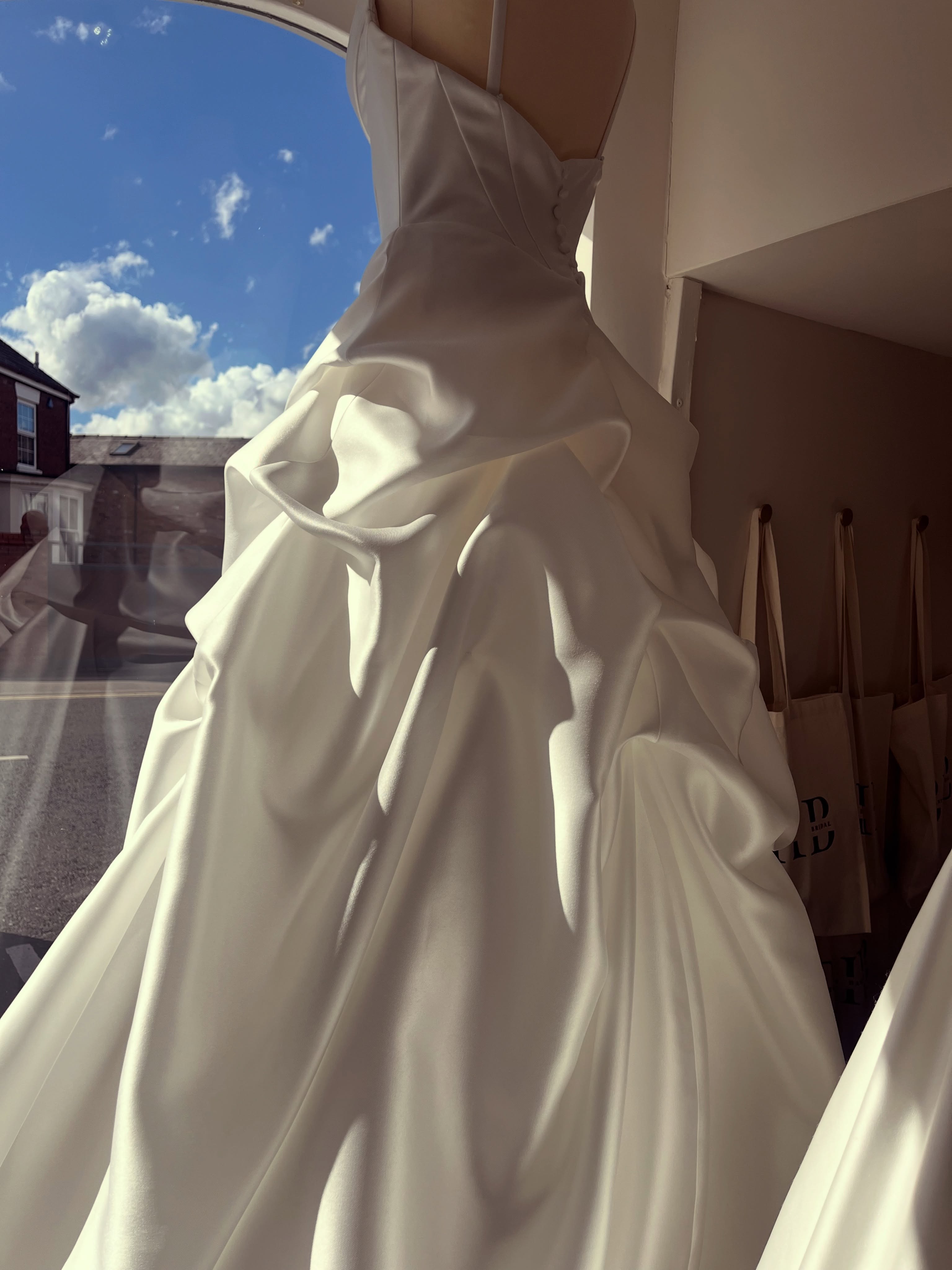 When the sun hits the window ☀️…. Just need more of it please x
#shopwindow #bride #bridal #welovethesun #weddingdress
