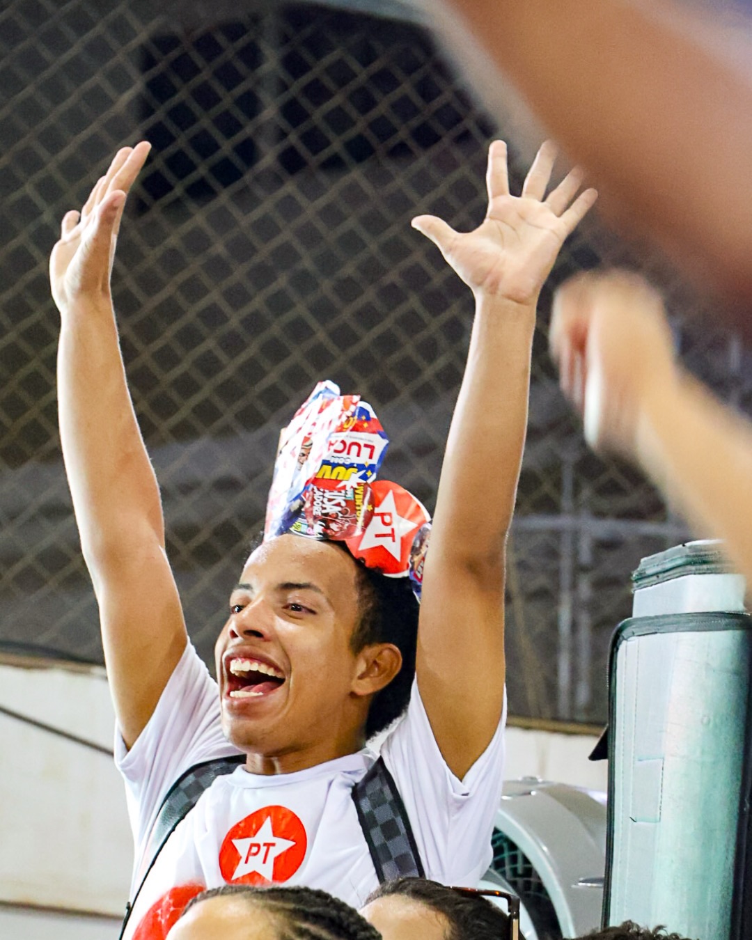 Que energia bonita, Juazeiro! ✨🔥
O Ato das Juventudes, Cultura e Educação do Sertão do São Francisco foi marcado por alegria, participação e pela força de uma geração que sonha e constrói o futuro.
Jerônimo reforçou: “nada para a juventude sem a juventude”. E reafirmou que, no próximo mandato, os jovens terão um papel ainda mais estratégico na construção e condução das políticas públicas da Bahia.
Quando a juventude participa, a esperança se fortalece e o futuro acontece. Porque governo é pra cuidar, transformar e orgulhar! 💚✊
📸 Fotos: Paulo Marcos
#MandatoDaGente #PGP2026 #Juventudes #SertãoDoSãoFrancisco
