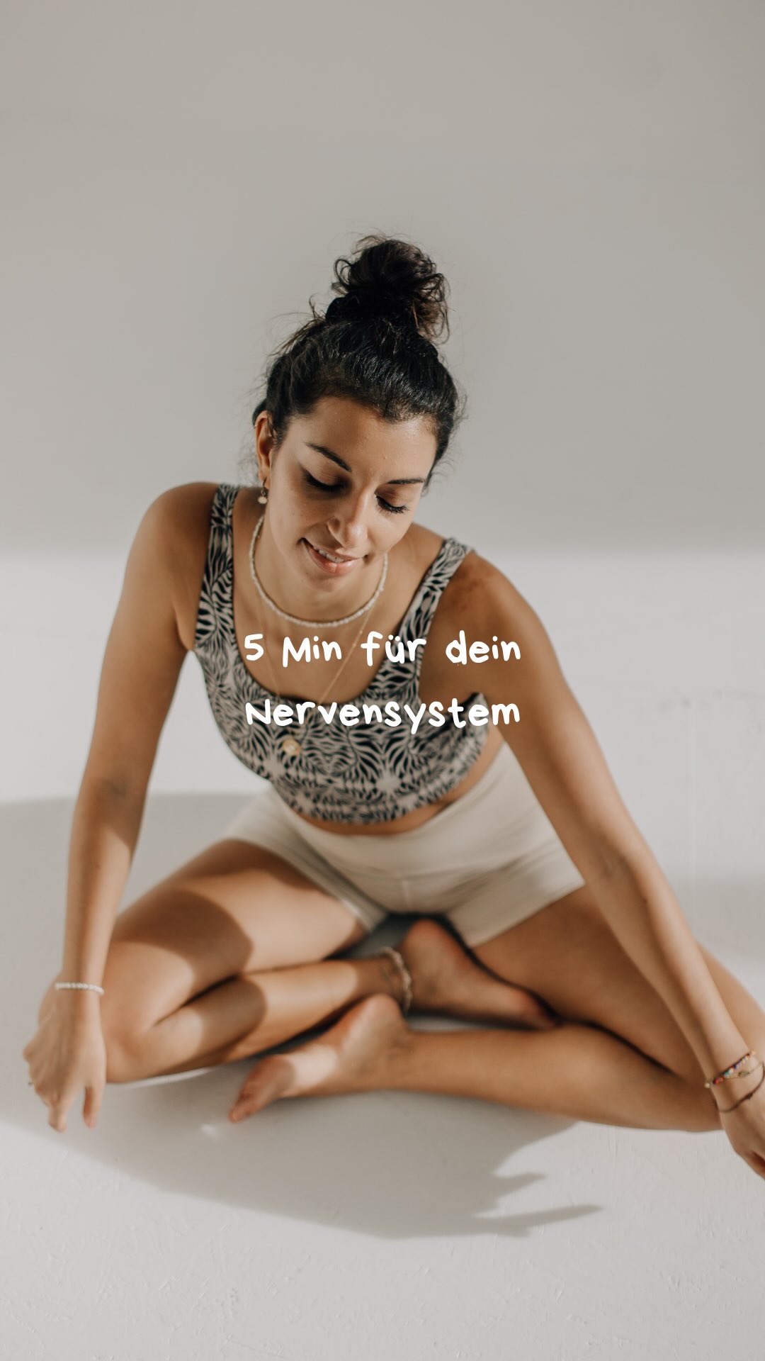 5 Minuten für dein Nervensystem 🤍
Diese eine Haltung fühlt sich an wie ein tiefes, ganzes Ausatmen für Körper & Seele.
Die meisten Menschen sind dauerhaft im Tun, im Funktionieren, im Halten & genau das zeigt sich oft auch im Körper: verspannte Hüften, Schmerzen im unteren Rücken, ein unruhiges Nervensystem, etc.
Meine absolute Lieblings-Übung dagegen:
✨ Butterfly Fold ✨
Fußsohlen zusammen, Knie offen, langsam mit den Händen nach vorne laufen so weit es geht & nicht schmerzt. Halte für ca. 3 Minuten.
Warum das so kraftvoll ist: Diese sanfte Vorbeuge signalisiert deinem ganzen System „Du bist sicher. Du darfst weich werden. Du darfst loslassen.“ Der Atem wird ruhiger, der Herzschlag langsamer & der Körper darf endlich loslassen, was er den ganzen Tag über gehalten hat. Viele spüren erst hier, wie viel Spannung eigentlich da ist – manchmal kommen sogar Tränen, weil der Körper endlich loslassen darf.
Effekt Körperlich: Hüften & unterer Rücken werden weich
Effekt Mental: Gedanken werden leiser
Effekt Emotional: Gefühle dürfen fließen
Speicher dir das gerne ab – es ist eine der wirksamsten Mini-Pausen, die ich kenne, wenn alles zu viel wird. 💛
#nervensystem #somaticyoga #hipopener #selfcare #stressrelease
