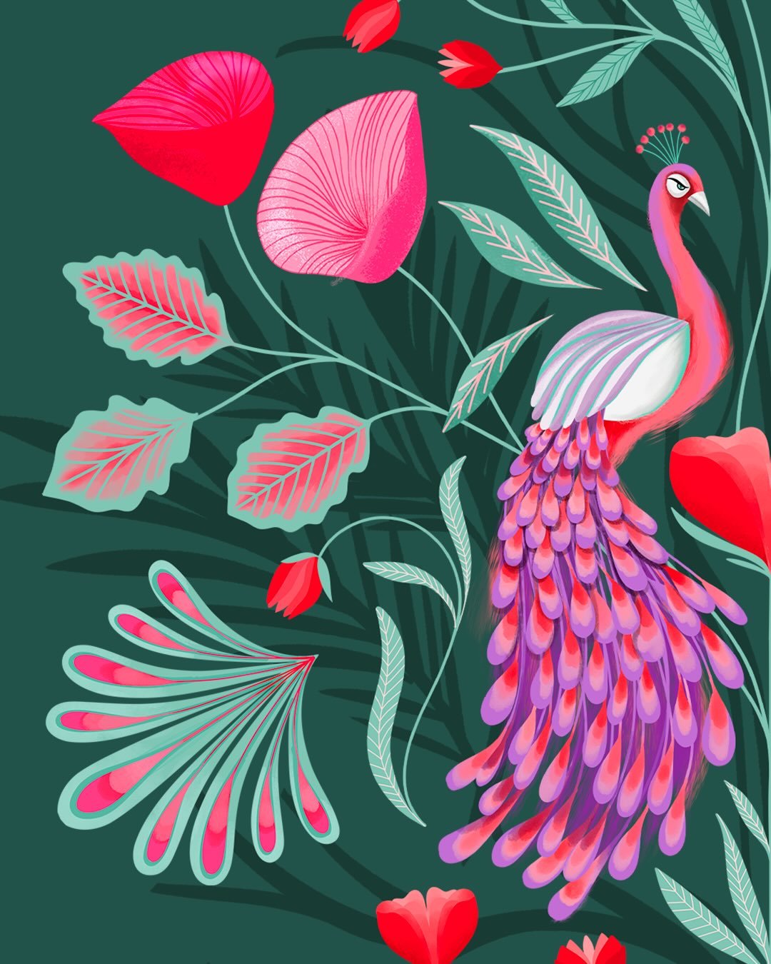 Un paon aux plumes violettes et roses, perdu dans un jardin de fleurs sauvages. 🦚 La Cour du Paon, nouvelle collection de motifs disponible en licensing.
