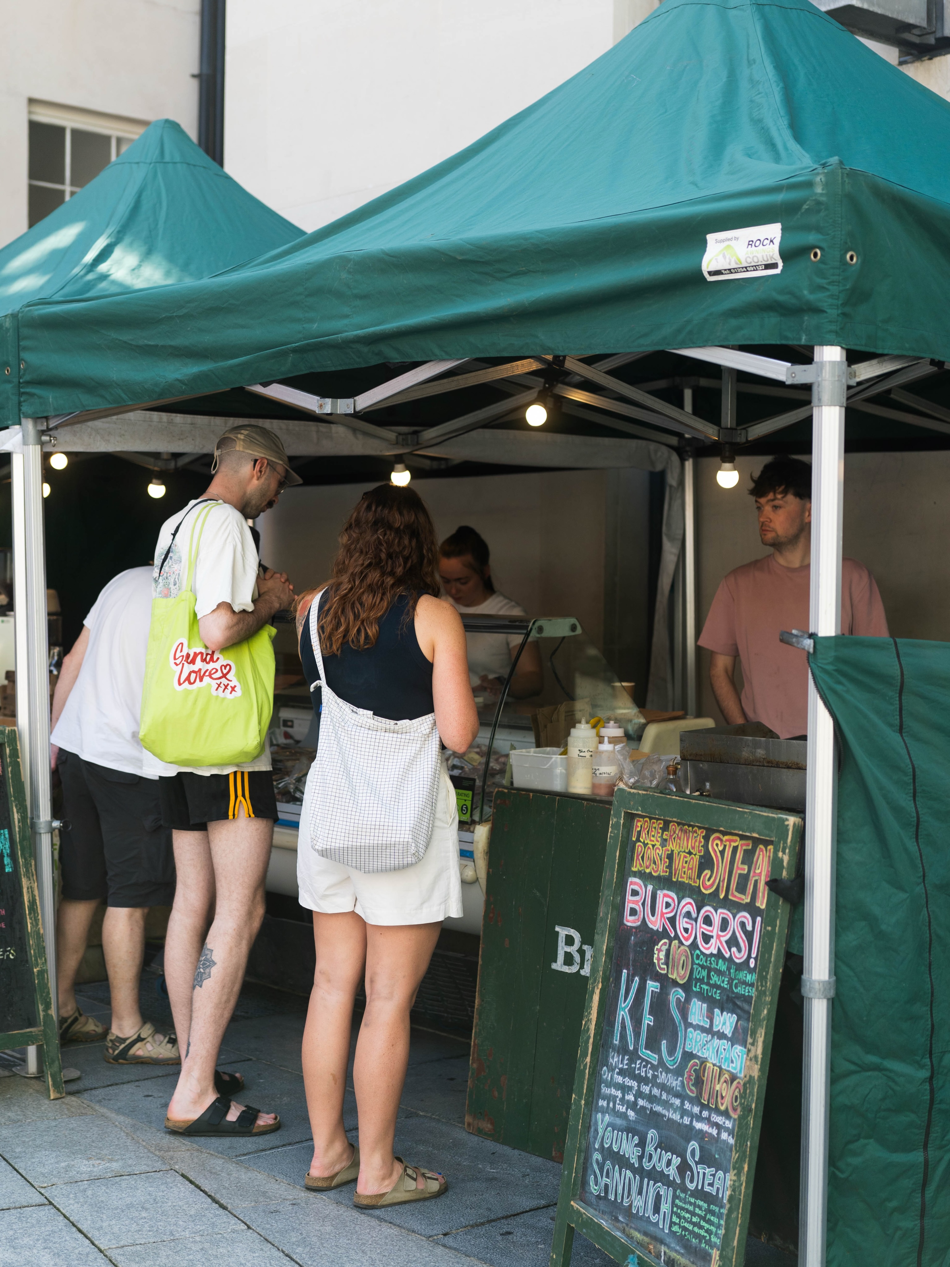 Reminder that your Saturday plans should probably involve the Food & Farmers Market 👀
Fresh produce, artisan treats, sweet treats, savoury treats... honestly, we’re not here to judge your shopping basket.
Whether you’re shopping for the week ahead or just following your stomach, there’s something for everyone.
📍 Meeting House Square
⏰ 9.30 am – 3.30 pm
🗓️ Every Saturday
#wearetemplebar #lovetemplebar #dublinmarkets #farmersmarket