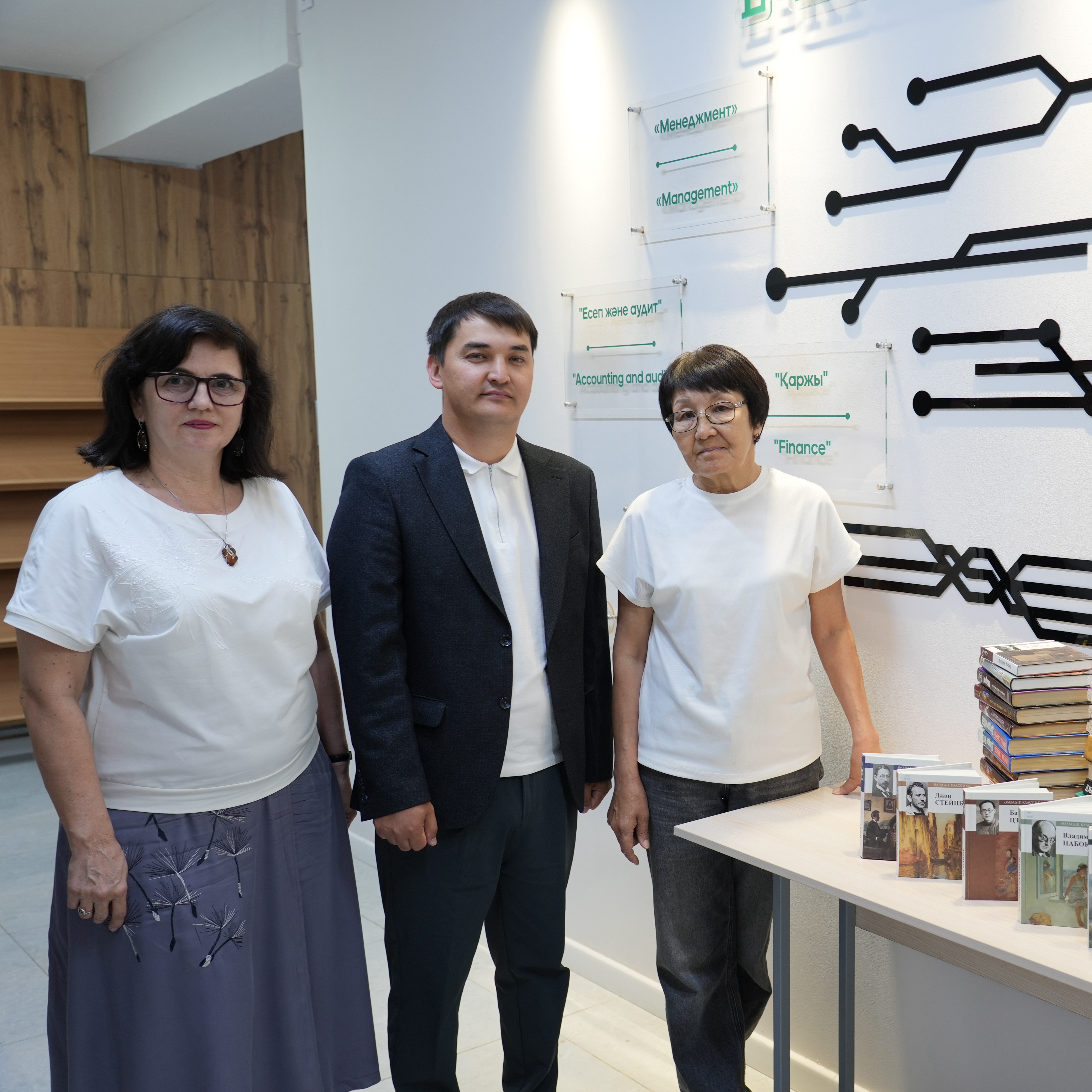 📚 Esil University әлеуметтік серіктестікті дамытуды жалғастыруда.
Университет кітапханасы «Әлеуметтік жұмыс және туризм» кафедрасымен бірлесіп, Астана қаласы әкімдігінің «Жәрдем» әлеуметтік қызмет көрсету орталығына кітаптар табыстады.
Игі бастама Қазақстан Республикасы Президентінің «Оқитын ұлт» жобасын қолдау мақсатында жүзеге асырылып, оқу мәдениетін дамытуға және білімге қолжетімділікті арттыруға бағытталған.
Табыс етілген басылымдар орталықтың кітапхана қорын толықтырып, қызметкерлер мен әлеуметтік қызмет алушылар үшін пайдалы білім көзіне айналады.
__________________________
📚 Esil University продолжает развивать социальное партнерство
Библиотека университета совместно с кафедрой «Социальная работа и туризм» передала книги Центру социального обслуживания «Жәрдем» акимата города Астаны.
Инициатива реализована в поддержку проекта Президента Республики Казахстан «Оқитын ұлт» («Читающая нация»), направленного на популяризацию чтения и расширение доступа к знаниям.
Переданные издания пополнят библиотечный фонд центра и станут полезным ресурсом для сотрудников и получателей социальных услуг.