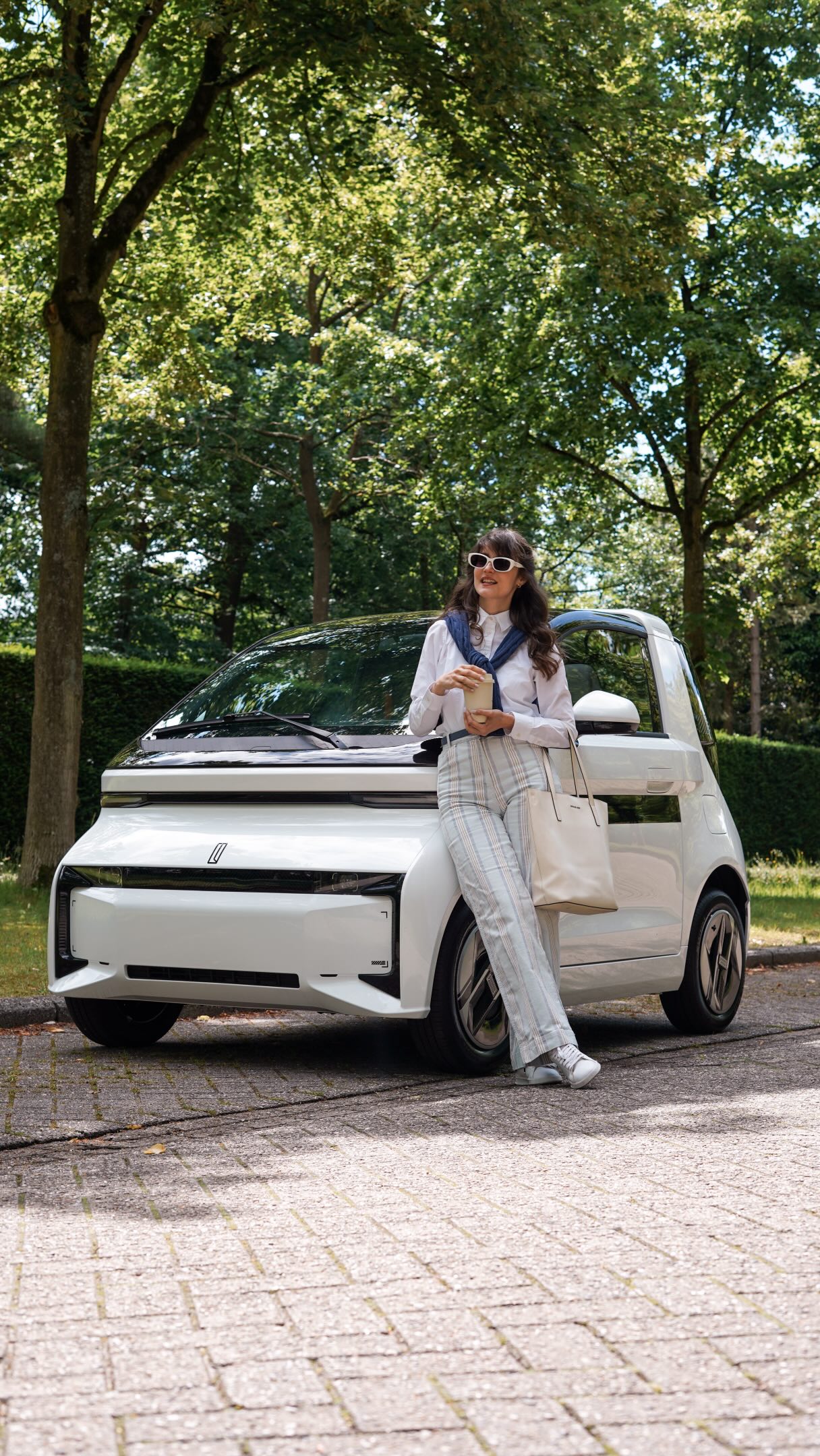 #publicité | @linktourbelgium
🔇🎧 Montez le son.
Aujourd’hui, j’ai découvert la nouvelle Linktour Alumi Elite L7e, une voiture électrique compacte qui arrive officiellement en Belgique et dans le Benelux. ⚡🚗
Alors que de nombreux constructeurs misent sur des véhicules électriques toujours plus grands, Linktour fait le pari inverse : une mobilité urbaine plus compacte, plus légère et pensée pour les trajets du quotidien. 🏙️
Lors de cet essai routier près d’Anvers, j’ai pu prendre le volant de l’Alumi Elite L7e, capable d’atteindre jusqu’à 90 km/h et offrant jusqu’à 180 km d’autonomie. ⚡🔋
La gamme comprend également l’Alumi L6e, une version limitée à 45 km/h accessible sans permis de conduire et destinée à une autre approche de la mobilité urbaine. 😍 - et si je peux mentionner, c’est une vraie voiture sans permis 😉
✨ Mention spéciale pour sa cellule de sécurité en aluminium ultralégère, son design compact et son coffre étonnamment généreux pour un véhicule de seulement 2,68 mètres de long.
Et si l’avenir de la mobilité n’était pas forcément plus grand…
…mais simplement plus intelligent ? 💭
#LinktourAlumi #MobilitéUrbaine #VoitureElectrique #voituresanspermis