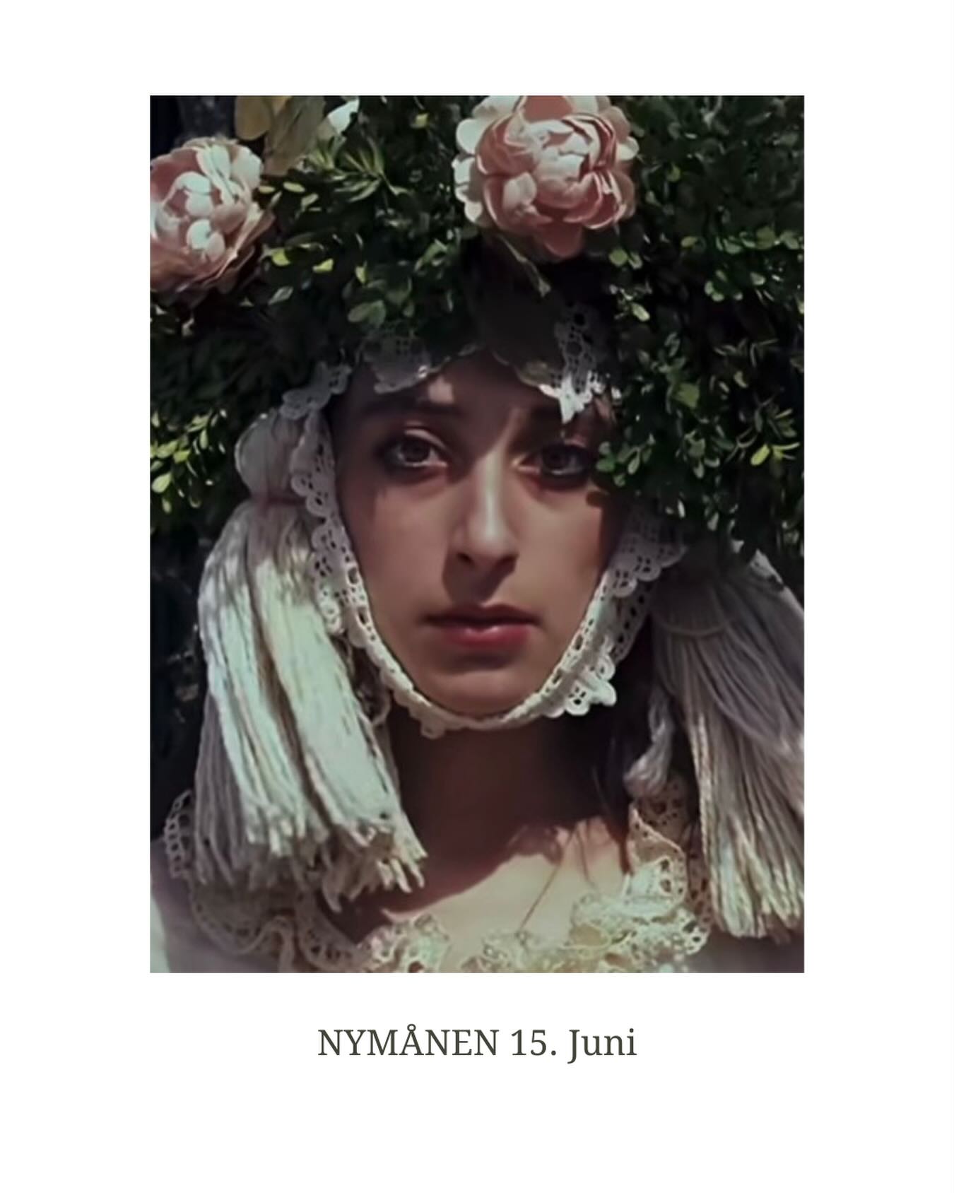 Next level: om at folde sig ud…
Med denne fuldmåne er der potentiale til at få kigget lidt på de udfordringer, der kan ligge og skabe ballade, når du står over for at skulle udtrykke dig kreativt eller autentisk.
Du kæmper måske med en tilbageholdenhed, er lidt for selvbevidst til at kunne slippe og lade noget folde sig ud. Eller du frygter måske at blive set eller misforstået, så du censurerer dig selv og i stedet bruger alt for meget mental energi på at forsøge at finde den “rigtige” måde at være på.
Så det med at holde igen og finde det tryggere ikke at vise sig selv frem har måske været din primære adfærd indtil nu. Men nu åbner der sig energetiske strømme, der blidt puster dig i nakken og giver vind til at søsætte den kurs, du drømmer om at gå…
Med Solen i 12 Gene Key og 11 Gene Key i Jorden har vi en akse, der åbner et felt omkring inspiration, autenticitet og kreativitet:
~ at finde din egen stemme
~ at åbne dit kreative potentiale
og at lade noget mere levende komme til udtryk gennem dig.
Der er åbning for at føle ind i, hvad der er ægte, føles sandt, og hvad der faktisk ønsker at blive udtrykt - altså lade noget mere rent og levende få plads i dit liv.
Skyggen i 11 GK mudrer vandene. Vi kan fare vild i længsler, potentialer, der ikke har form, mental tåge og dagdrømmeri, og vejen igennem vil handle om at blive særligt opmærksom på, hvilke idéer, længsler eller kreative impulser der bliver ved med at vende tilbage. Hvis noget råber og larmer, har du en åbningspassage til at bryde igennem de lavere frekvenslag.
Kærligst,
Pernille🌸
Billede via @slow_roads
______________________________________
#genekeys #nymåne #11genekey #12genekwy #potentialer