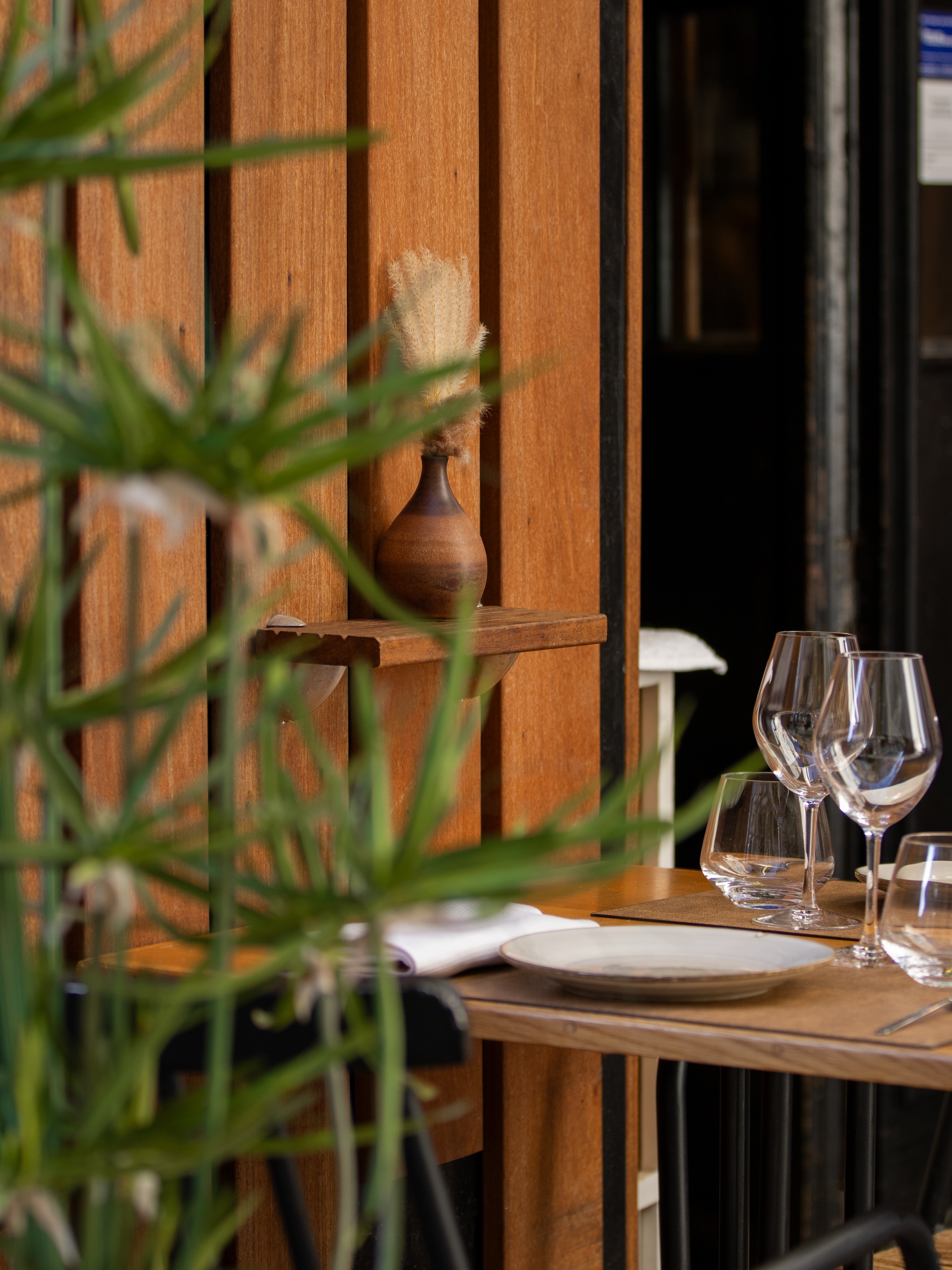 Les soirées d’été prennent une autre saveur en terrasse, au cœur des ruelles du Vieil-Antibes ☀️
‣ Réservez votre table sur www.larazur.fr