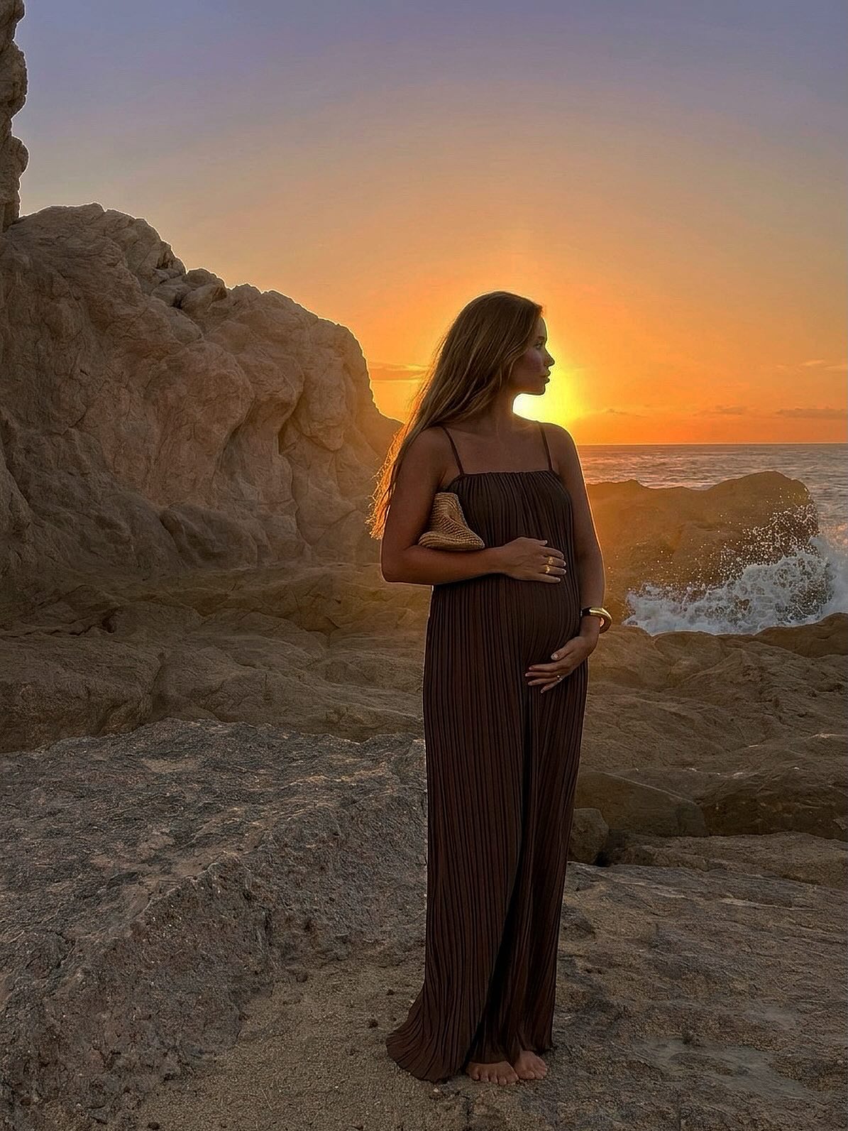 Sun-soaked evenings, salt in the air, and the Lucia doing exactly what it was made to do đ. Designed to move with you through every beautiful moment - shop the Lucia, link in bio.