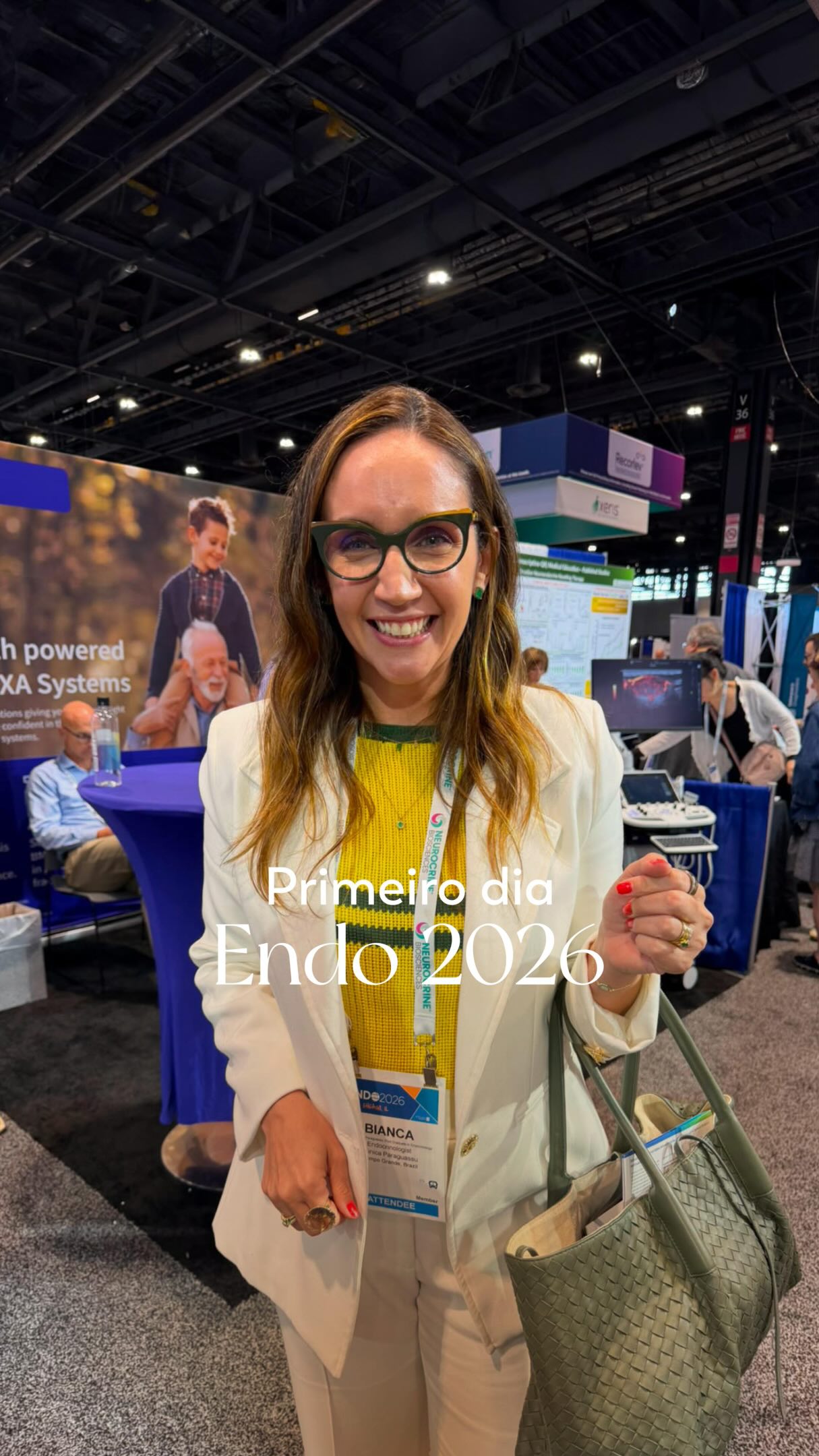 Novidade Direta de Chicago: Mais uma arma contra a obesidade!
Direto do congresso da Endocrine Society, trago excelentes notícias para os nossos pacientes! O laboratório Lilly (o mesmo do Mounjaro) lançou uma nova medicação que traz um novo horizonte para o tratamento do sobrepeso e da obesidade.
Aqui estão os principais diferenciais dessa novidade:
💊 É via oral: Trazendo muito mais praticidade para o dia a dia.
💰 Mais acessível: Um custo menor quando comparada às canetas injetáveis.
☕ Uso facilitado: Não exige jejum e pode ser tomada junto com as suas outras medicações de rotina.
Qual é a indicação ideal?
Embora a perda de peso não seja tão expressiva quanto a do Mounjaro, ela tem um papel clínico fundamental:
1. Pacientes com metas menores de perda de peso.
2. Fase de manutenção: A obesidade é uma doença crônica e, como tal, exige acompanhamento e tratamento a longo prazo (muitas vezes para a vida toda). Ter uma opção em comprimido, mais barata e fácil de usar para manter o peso que foi perdido com o Mounjaro, é uma verdadeira virada de chave!
🇺🇸 A medicação já está sendo usada aqui nos Estados Unidos há dois meses com ótimas perspectivas.
🇧🇷 Agora, aguardamos ansiosamente a aprovação e chegada de mais essa excelente ferramenta ao Brasil. Continuarei acompanhando tudo por aqui para trazer as melhores atualizações para vocês!
#EndocrineSociety #Endo2026 #Endocrinologia #Obesidade