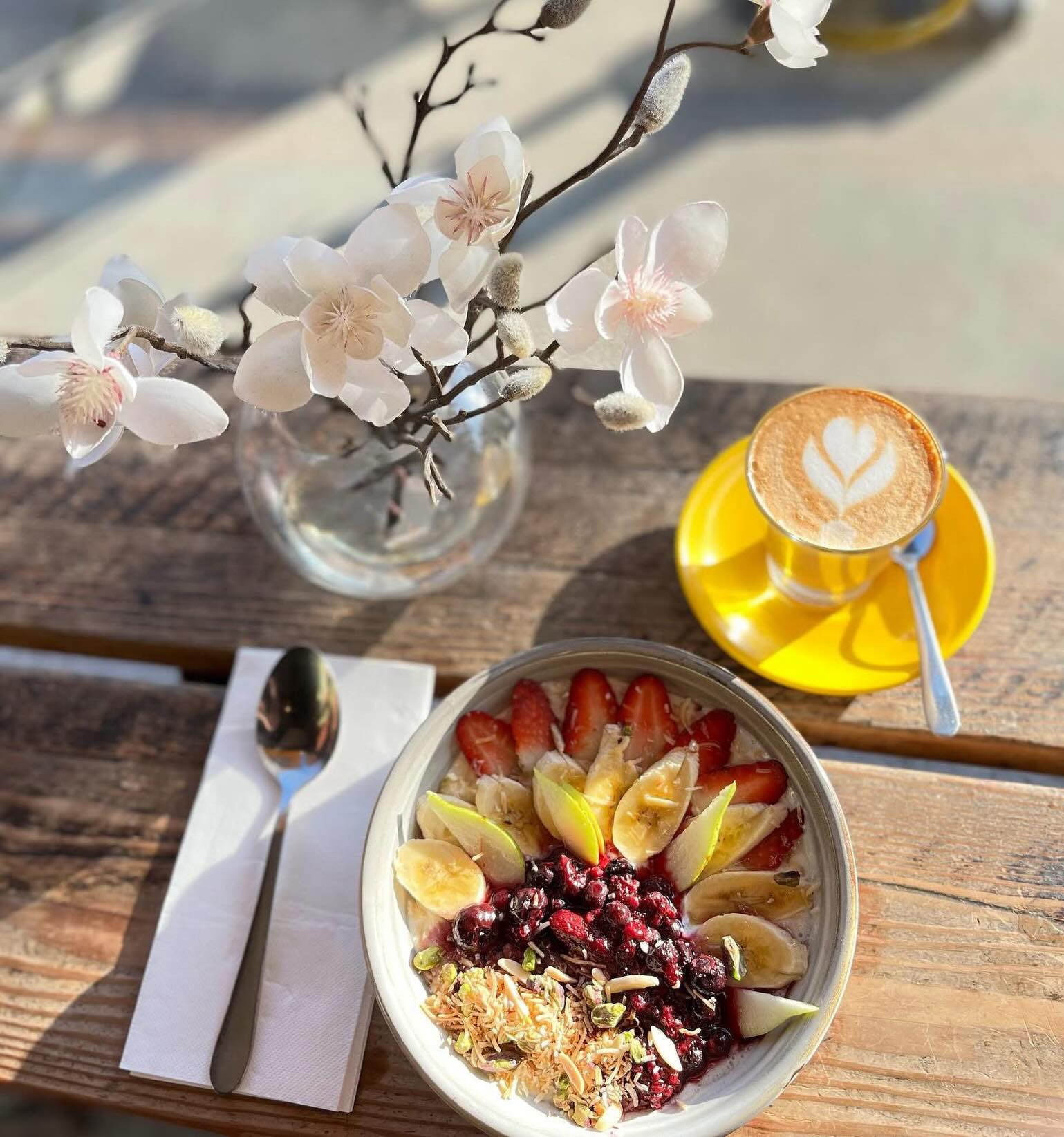 Perfection of a nutritious breakfast 🥣 Grab our delicious porridge to warm you up in this rainy weekend ☔️ 💓
#friendsofmine #friendsofminecafe #porrige #nutritious #healthybrealfast