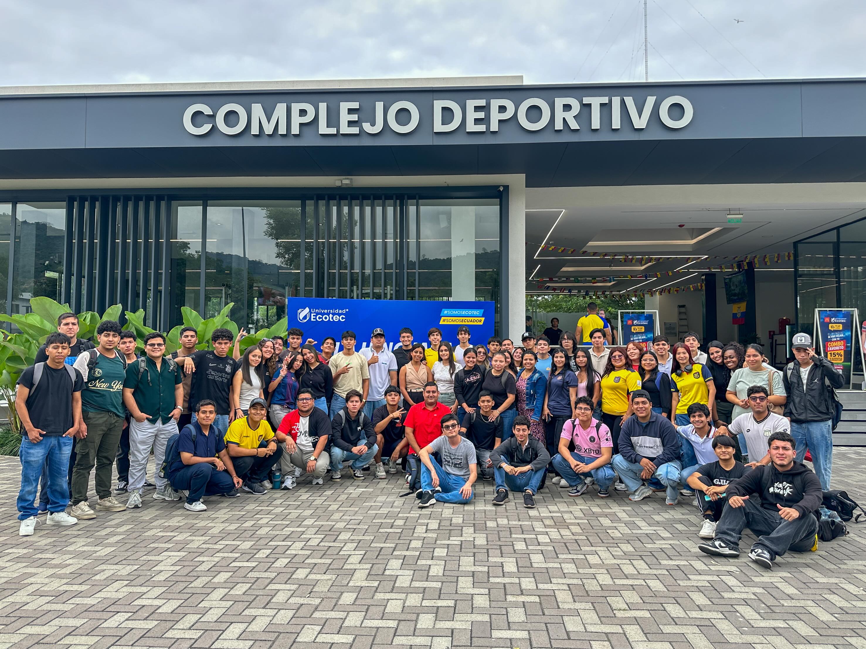 Nuestros estudiantes del Campus La Costa vivieron la emoción de la inauguración del Mundial en un ambiente lleno de entusiasmo y compañerismo.
La jornada incluyó activaciones recreativas, espacios para fotografías y la transmisión del evento, donde la Hinchada ECOTEC compartió una experiencia de integración y espíritu deportivo que fortaleció la vida universitaria. ⚽