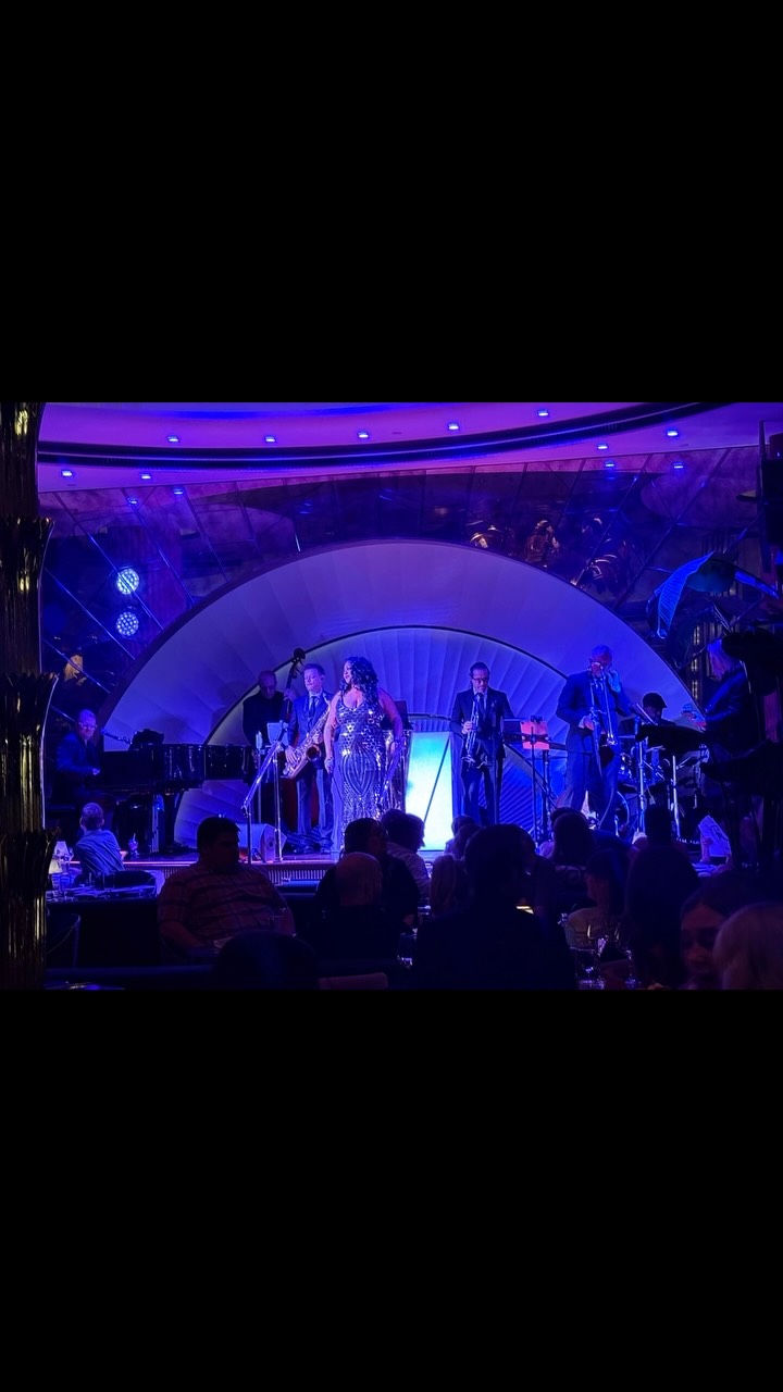 I was happy that I made it over to see one of the best keyboardists in @vegas the great @gringodave1 who was performing over at the @wynnlasvegas in the opulent @delilahlv with and incredible group of musicians and a fabulous female vocalist and later four dancers with feather fans and another great female vocalist. Great service and tasty food. Met some very special people over there too. #livemusic #daveseigel #delilah #lasvegas #wynnlasvegas