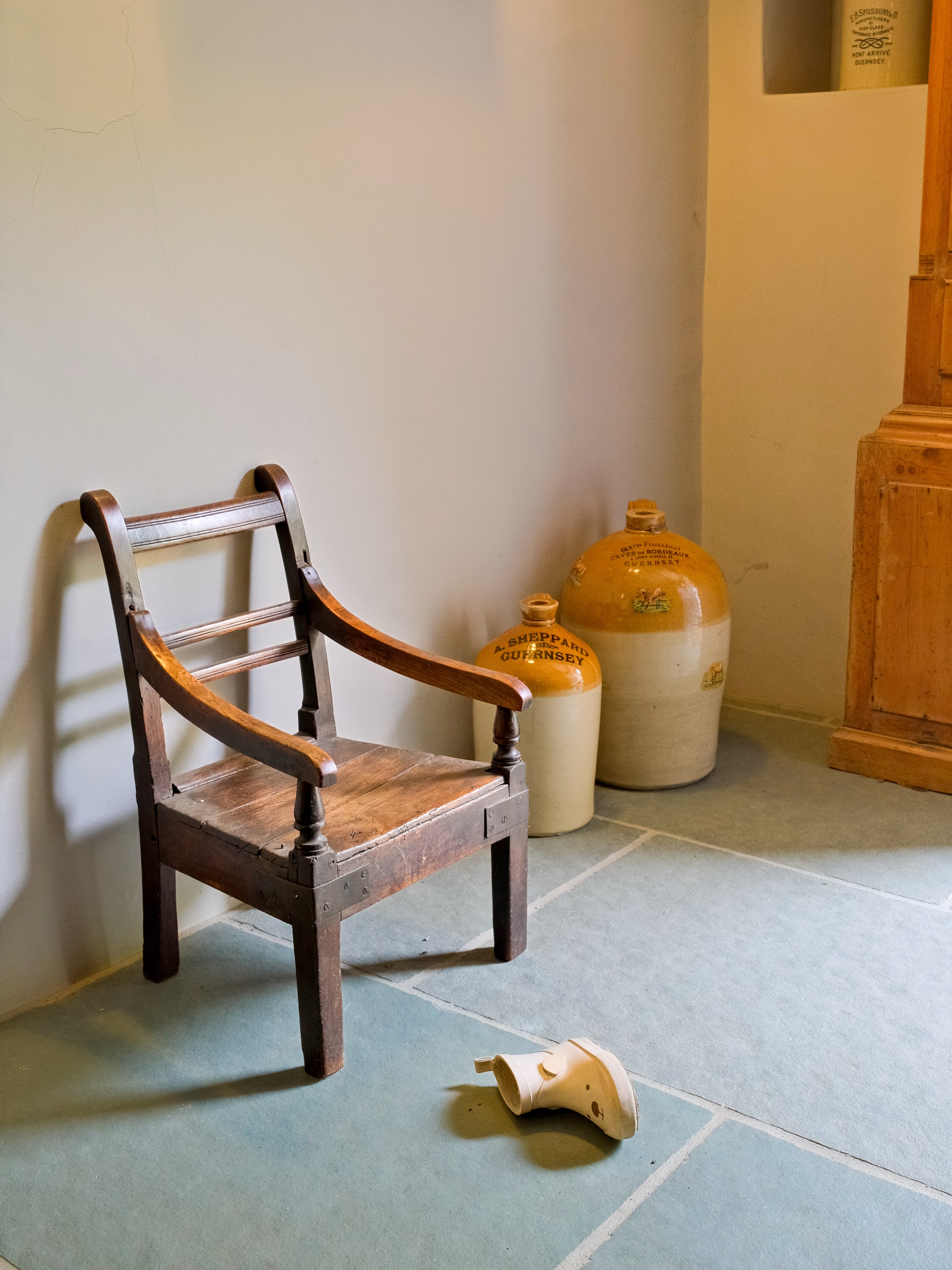 A child’s chair beneath the watchful face of a Victorian longcase clock. A miniature abandoned wellington and the joy of a straw hat. These are the details that give a house a soul 🫶🏻
Chair available on Terrou.com.
.
.
#countryhousestyle #historicinteriors #antiquelovers #timelessdesign #englishantiques