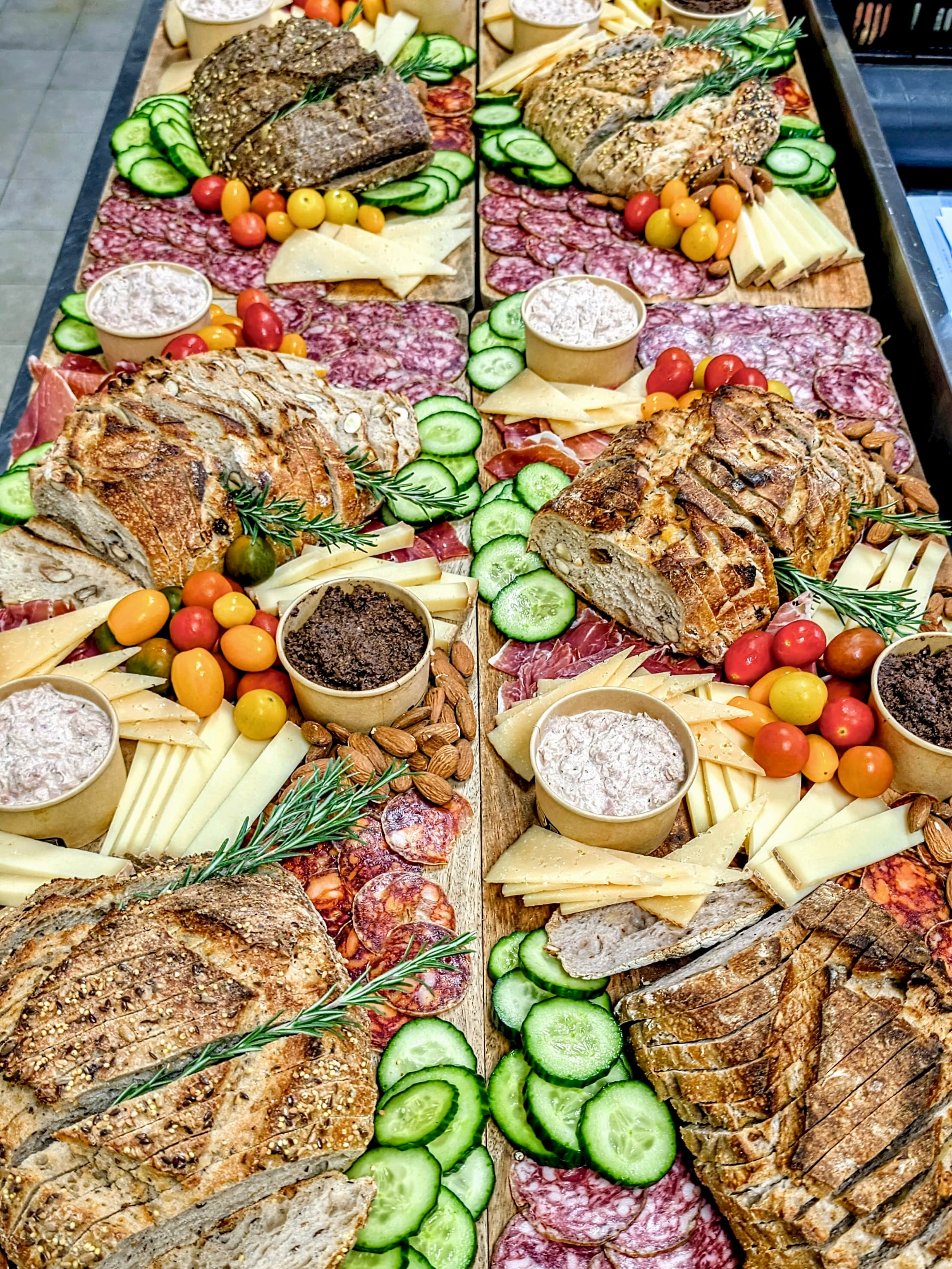 Nos planches mixtes ❤️ Disponibles en format tapas pour accompagner votre apéro, ou en format repas 🍴
Elles sont composées de :
🥓 Charcuteries ibériques
🧀 Fromages AOP
🥒 Crudités
🫒 Tapenade & tartinades
🥖 Pains spéciaux
🌰 Amandes & noix
Nous proposons aussi des planches en version végé 🥒 !
#tapas #fromage #jambon #charcuterie #paella