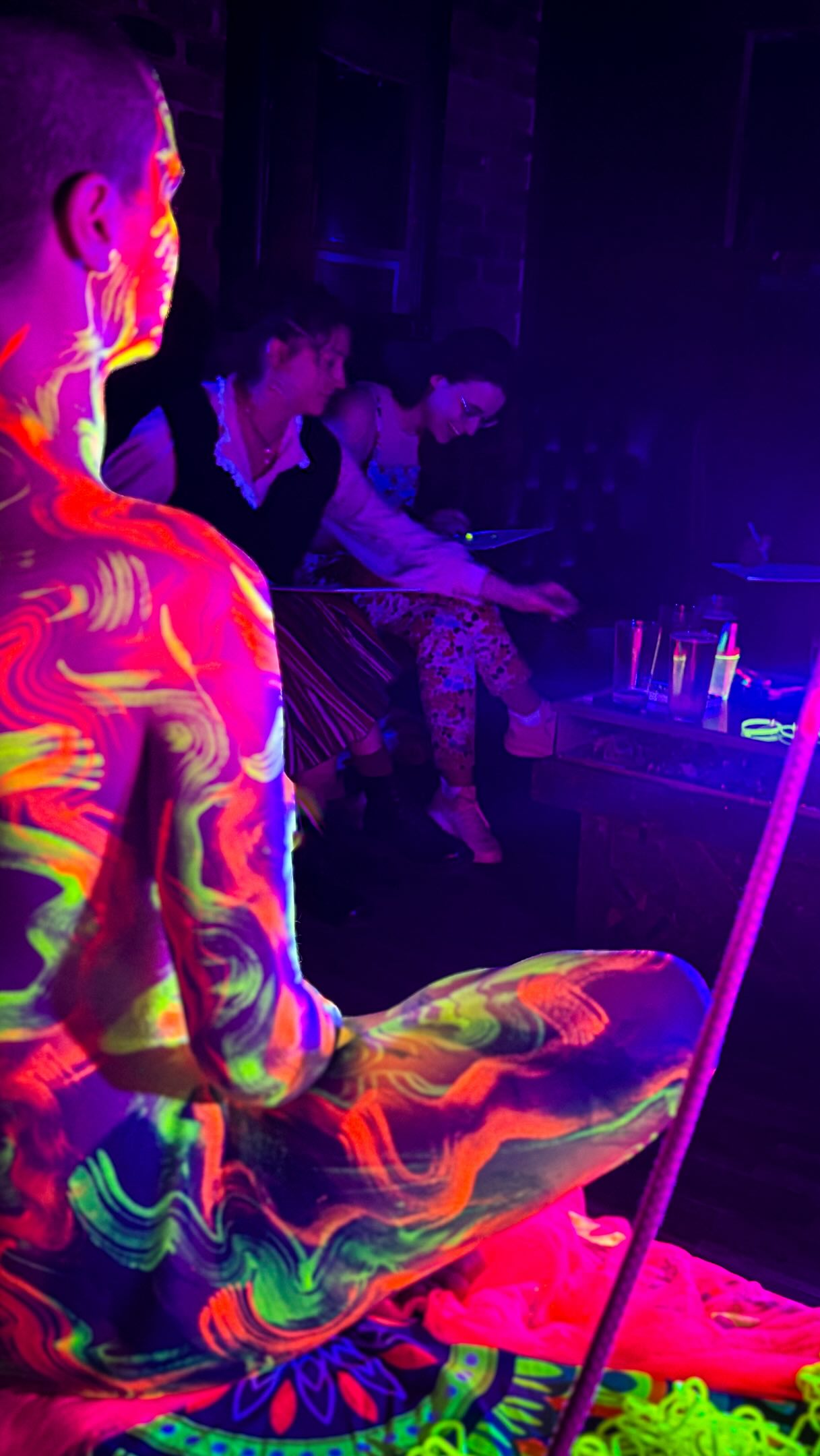 ⚡ Monday was an epic session at Neon Naked with the amazing @practicingfrank modelling at the @oldqueenshead ! 🎨
We’re back tomorrow with the incredible @jujusolo1 for two UV life drawing classes:
🕐 1:00pm–2:30pm
🕒 3:00pm–4:30pm
All materials are provided and beginners are always welcome. Book your spot now at www.neonnaked.com.
#NeonNaked #LifeDrawing #LondonEvents #UVArt #CreativeNightOut
