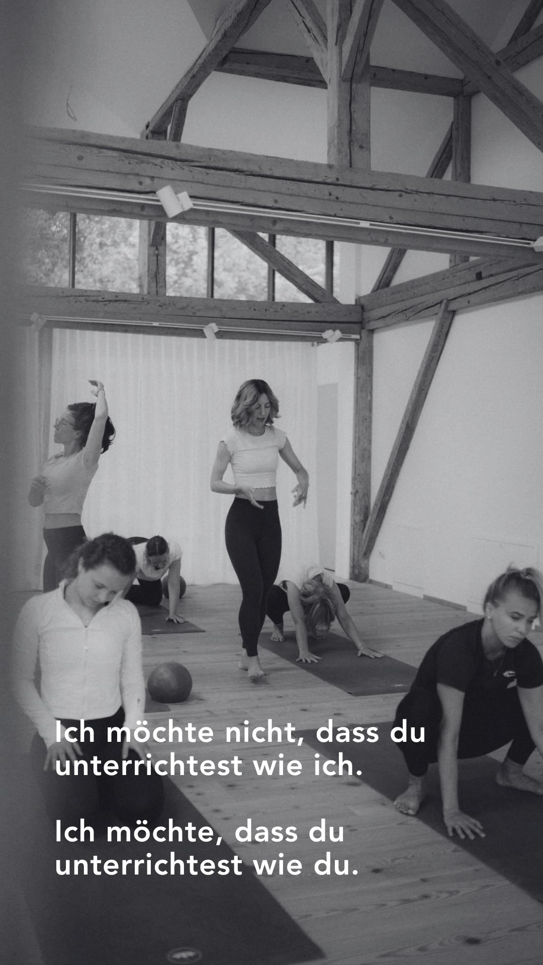 Ich glaube nicht an Yoga-Ausbildungen, in denen du am Ende einfach die Worte, Sequenzen oder Methoden einer anderen Person übernimmst.
Nicht, weil Inspiration falsch ist.
Sondern weil diese Arbeit leer wird, wenn sie nur aus geliehenen Sätzen besteht.
Somatic Yoga, Yin Yoga, Flow, Sound, Space Holding – all das was ich weitergeben möchte lebt nicht davon, dass du es perfekt nachsprichst.
Es lebt davon, dass du es verkörperst & zu deinem machst.
Dass du verstehst:
Warum bewege ich mich so?
Wie halte ich Raum?
Warum nutze ich genau diese Worte?
Warum braucht diese Klasse Stille – und nicht noch mehr Input?
Warum braucht dieser Körper heute Bewegung, Halt, Sound, Schwerkraft oder Pause?
Genau deshalb sind meine Angebote so aufgebaut, wie sie sind.
In meinen Somatic Yin Trainings – Yin Journey & Inner Soma – geht es nicht darum, möglichst viele Yin-Positionen zu sammeln.
In ONA FLOW – ROOTED & INHABIT – geht es nicht darum, einen „schönen Flow“ nachzubauen.
Und im Soundscaping Workshop geht es nicht darum, einfach eine gute Playlist zu kopieren.
Es geht darum, ein tieferes Verständnis zu entwickeln.
Für Körper.
Für Nervensysteme.
Für Sprache.
Für Rhythmus.
Für Stille.
Für deine eigene Art, Menschen durch Erfahrung zu begleiten.
Damit du nicht unterrichtest wie ich.
Sondern damit du erkennst, wie du unterrichtest, wenn du wirklich in deinem eigenen Körper, deiner eigenen Sprache und deiner eigenen Präsenz zuhause bist.
Das ist für mich Yoga, das ich teilen möchte.
Erfahre mehr zum 100hr ONA FLOW INHABIT Training
👉🏼 Do, 18.06.26 - 19:30 Uhr inkl. free Practice
💌 Link in Bio