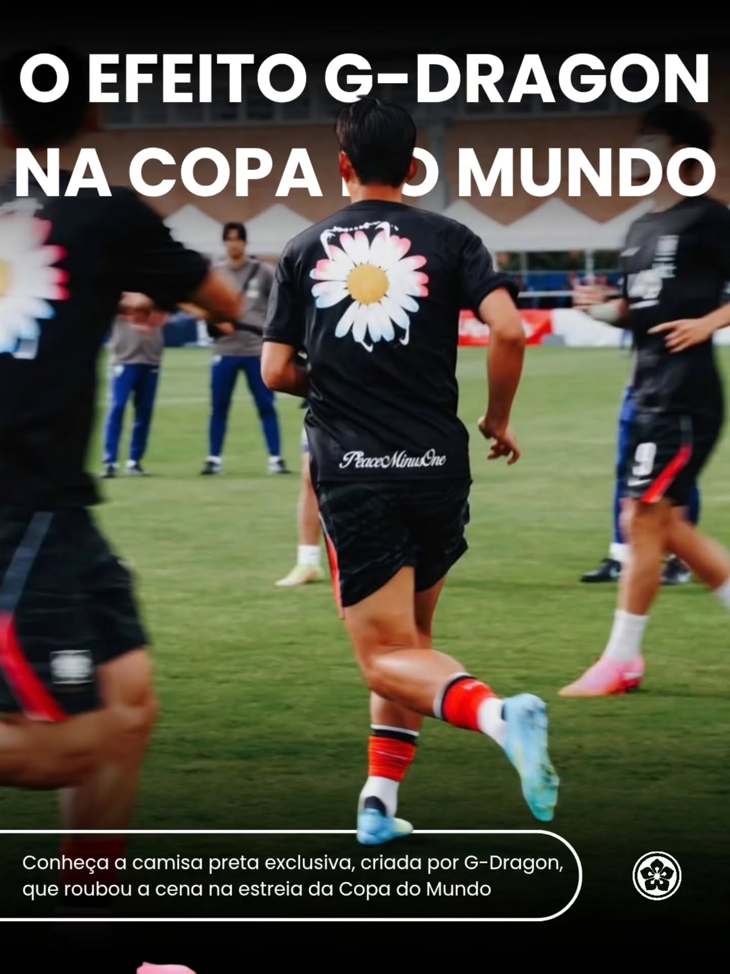 A Seleção da Coreia do Sul parou o mundo do futebol e da moda na sua estreia no Mundial de 2026. Antes da bola rolar, os jogadores entraram em campo vestindo uma camisa preta pré-jogo simplesmente espetacular, assinada por ninguém menos que G-Dragon! 😎👑
O modelo exclusivo é fruto de uma colaboração tripla dos sonhos entre a Nike, a Federação Sul-Coreana (KFA) e a PEACEMINUSONE, grife de streetwear do artista. Lançada especialmente para celebrar a Copa, a coleção cápsula une a paixão pelo esporte com a estética urbana e artística que consagrou o G-Dragon globalmente.
A Coreia do Sul mostrou que não entra em campo apenas para jogar, mas para ditar tendências e celebrar a força da sua cultura pop em escala global. O resultado? Uma peça que instantaneamente virou o maior objeto de desejo de colecionadores e fãs de K-pop neste Mundial. 🕊️🌼
#CopaDoMundo2026 #GDragon #PEACEMINUSONE #NikeFootball #CentroÁsia