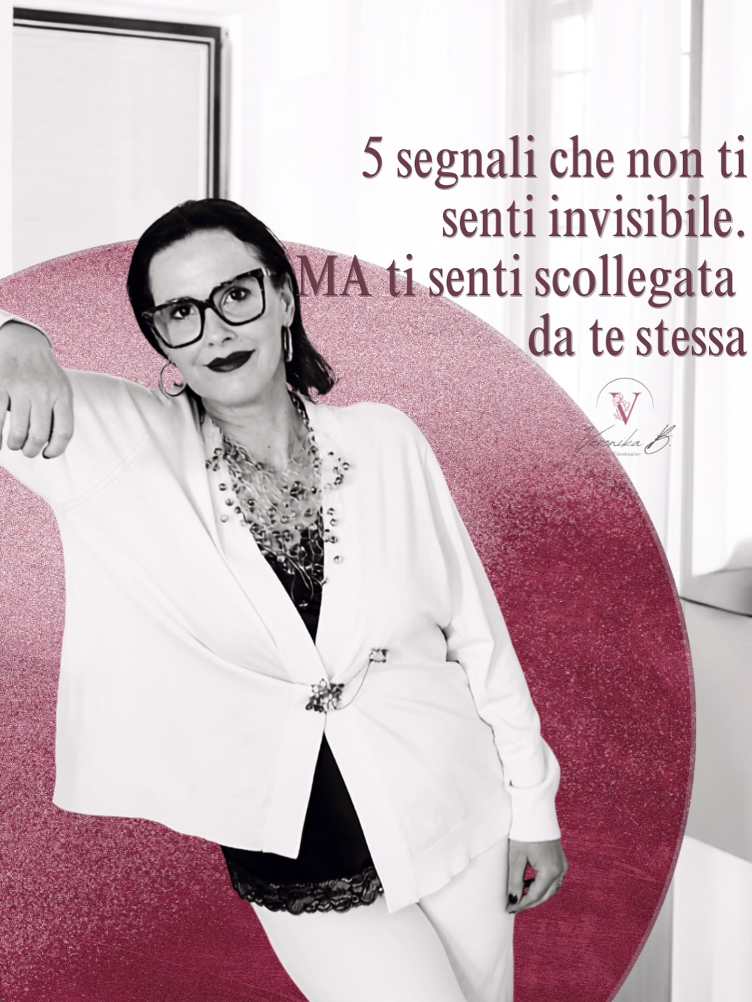 Sentirsi invisibile non significa sempre che gli altri non ti vedono.
A volte significa che sei tu la prima ad aver smesso di occupare spazio nella tua vita.
Ti nascondi.
Rimandi.
Ti giudichi.
Ti metti da parte.
Ti racconti che “ormai” certe cose non ti appartengono più.
Ma il punto non è tornare quella di prima.
Il punto è capire chi sei diventata oggi.
Nel mio libro Oltre lo Specchio parlo del Percorso Luce come viaggio di riconoscimento.
Il Metodo PRESENZA™ nasce proprio da lì: dalla necessità di portare quella luce nel modo in cui ti presenti, ti muovi, comunichi, scegli.
Perché non basta sentirsi cambiate dentro.
A un certo punto bisogna permettere anche alla propria immagine di cambiare linguaggio.
Quale di questi segnali senti più tuo?
#metodopresenza #percorsoluce #oltrelospecchio #stileconsapevole #consulenzadimmagine. Fotografia di @bruno_colombo003_photo